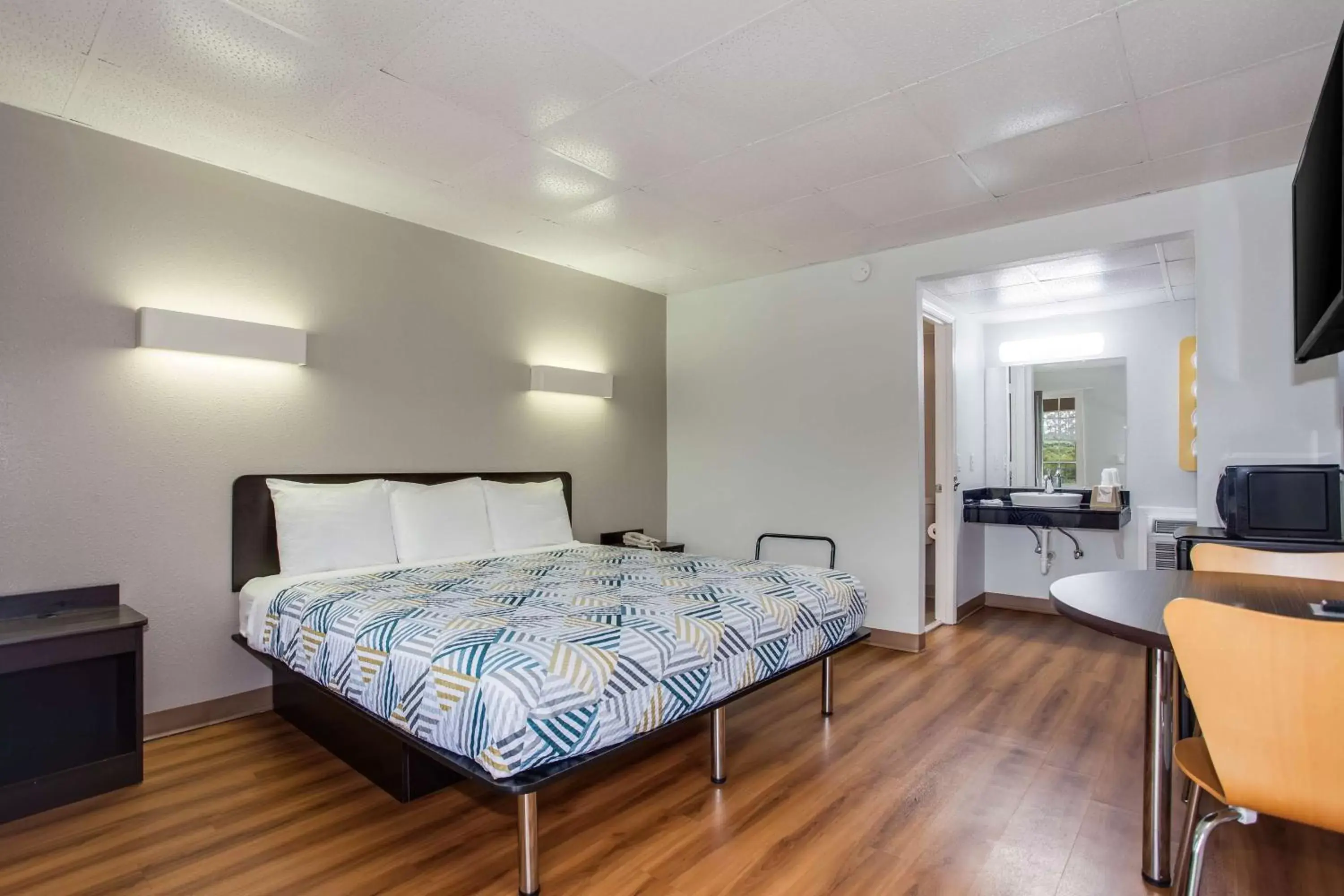 Deluxe King Room - Non-Smoking in Motel 6-Walterboro, SC Deluxe King Room - Non-Smoking in Motel 6-Walterboro, SC