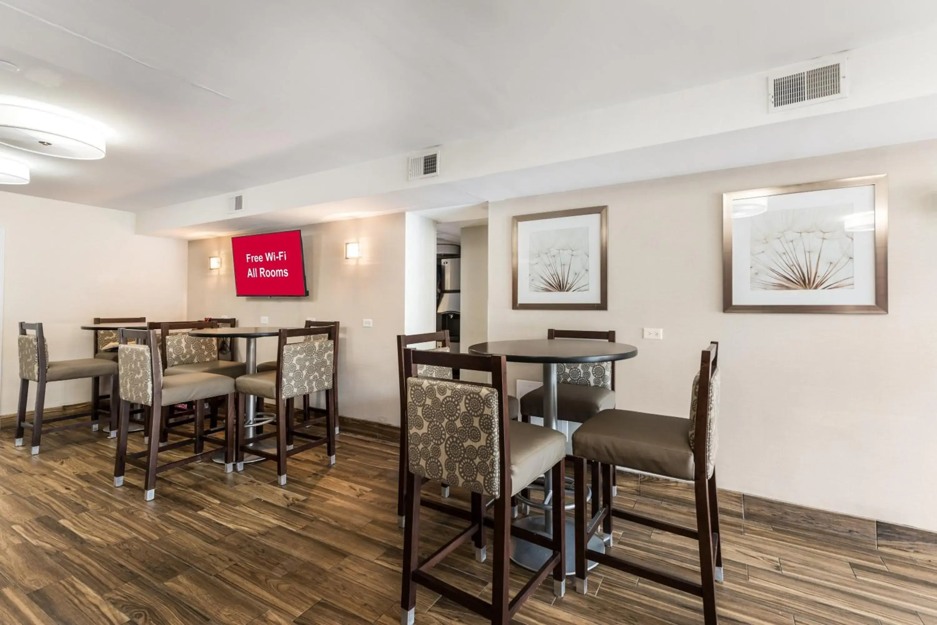 Lobby or reception, Restaurant/Places to Eat in Red Roof Inn Morton Grove