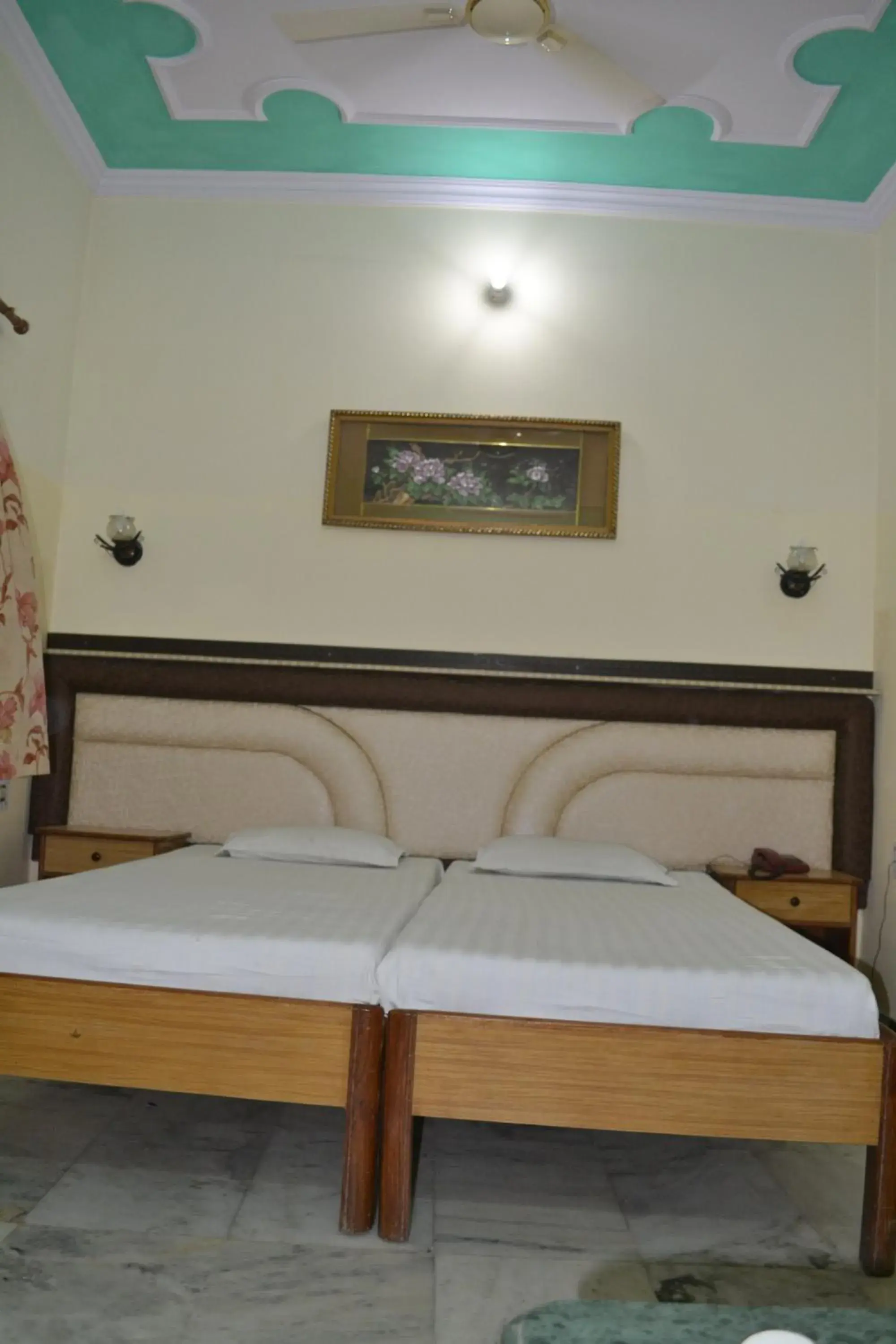 Bed in Hotel Taj Plaza, VIP Road, Agra