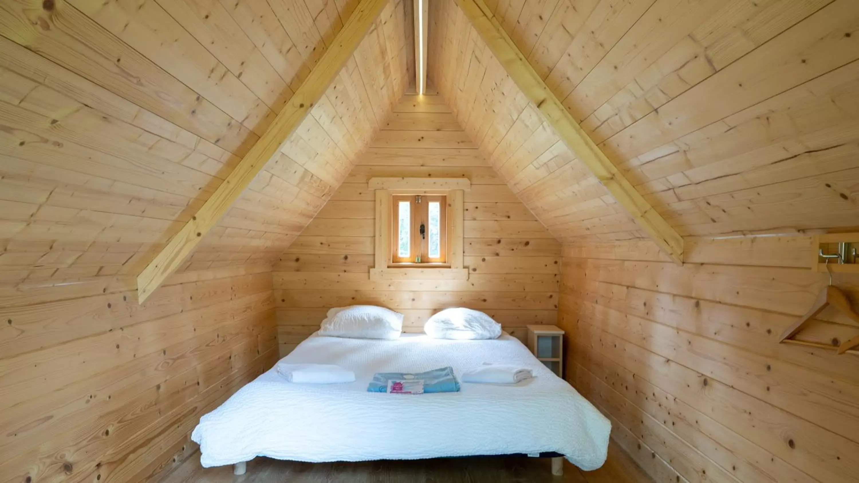 Photo of the whole room, Bed in Le Village de la Champagne - Slowmoov