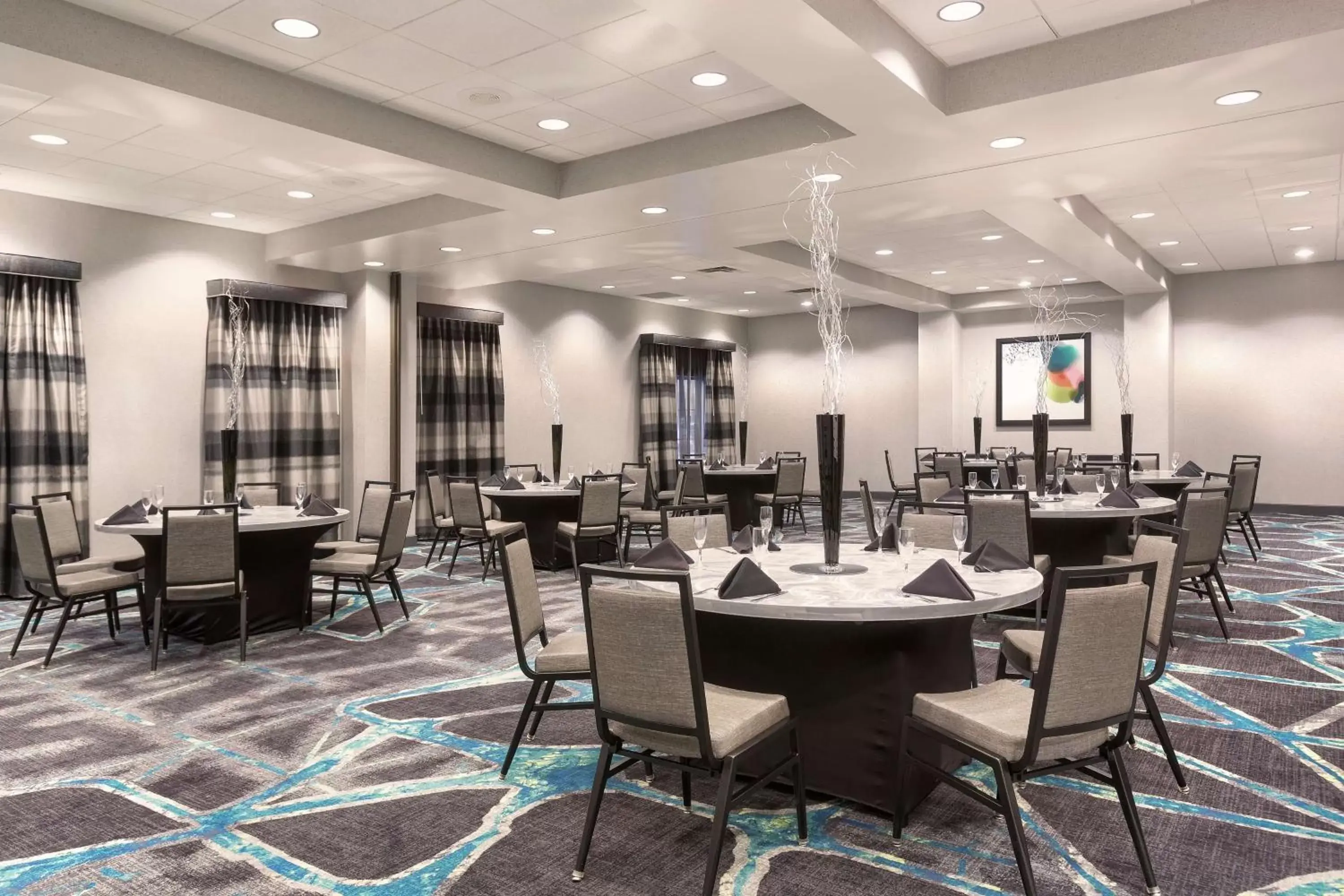 Meeting/conference room, Restaurant/Places to Eat in Embassy Suites Orlando - Airport