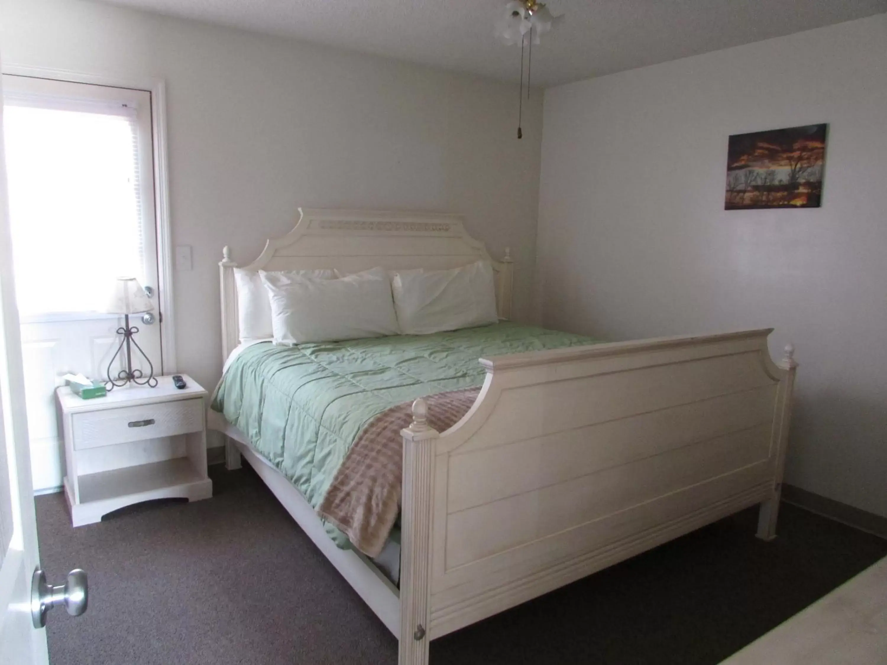 Bedroom, Bed in Douglas Inn & Suites, Blue Ridge, GA