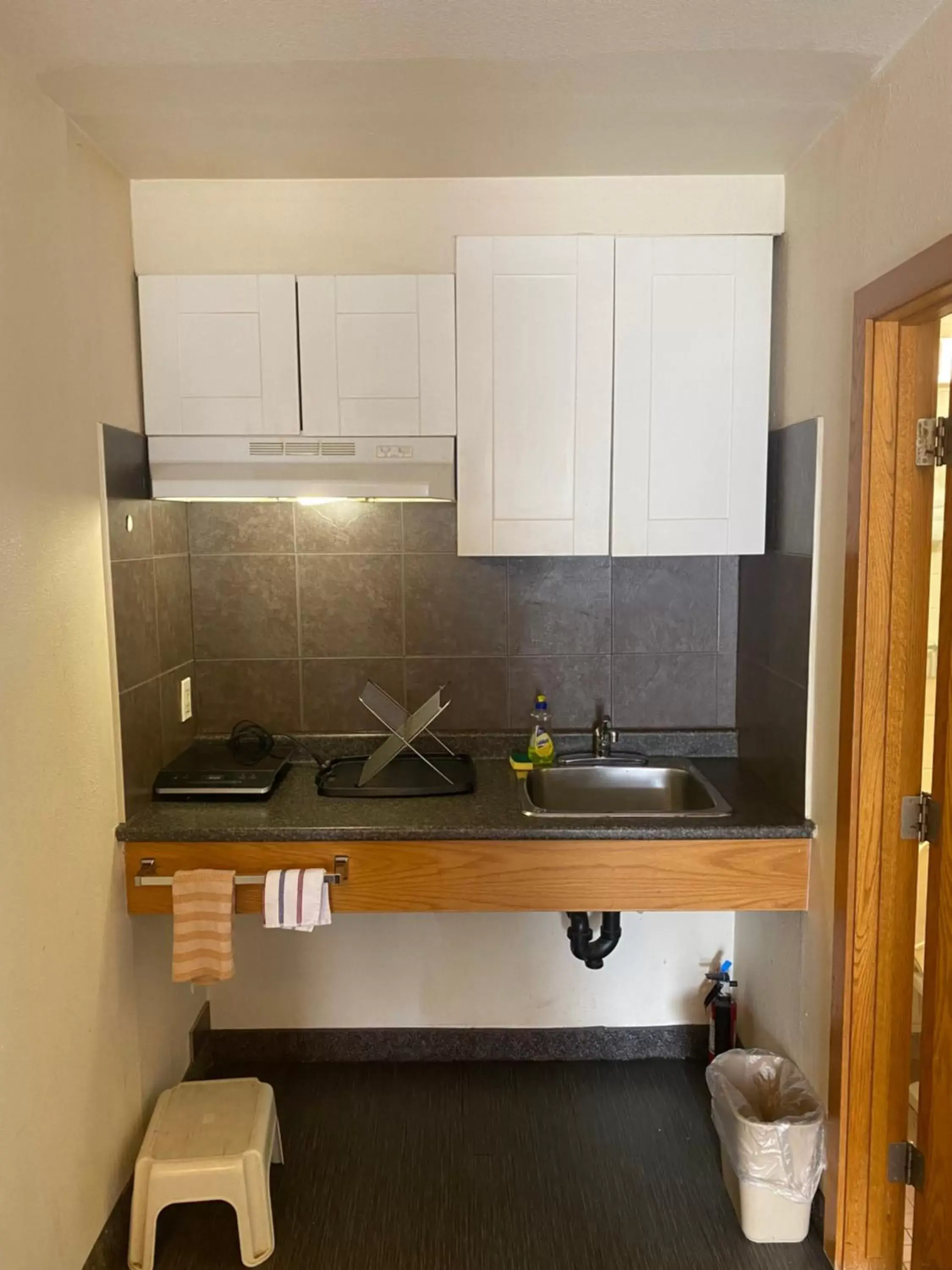 Kitchen/Kitchenette in Chinook Motel