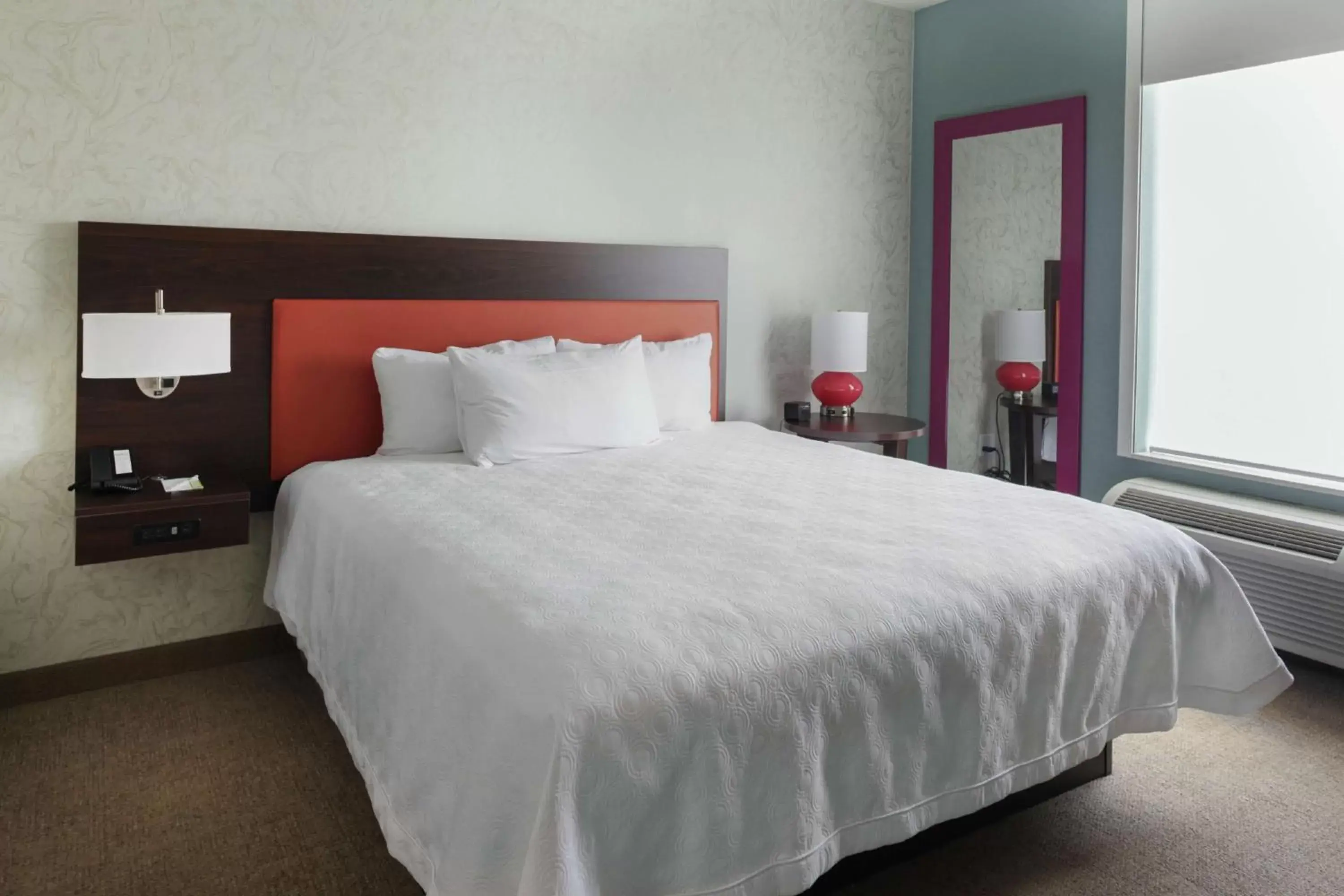 Bed in Home2 Suites by Hilton Louisville Airport/Expo Center