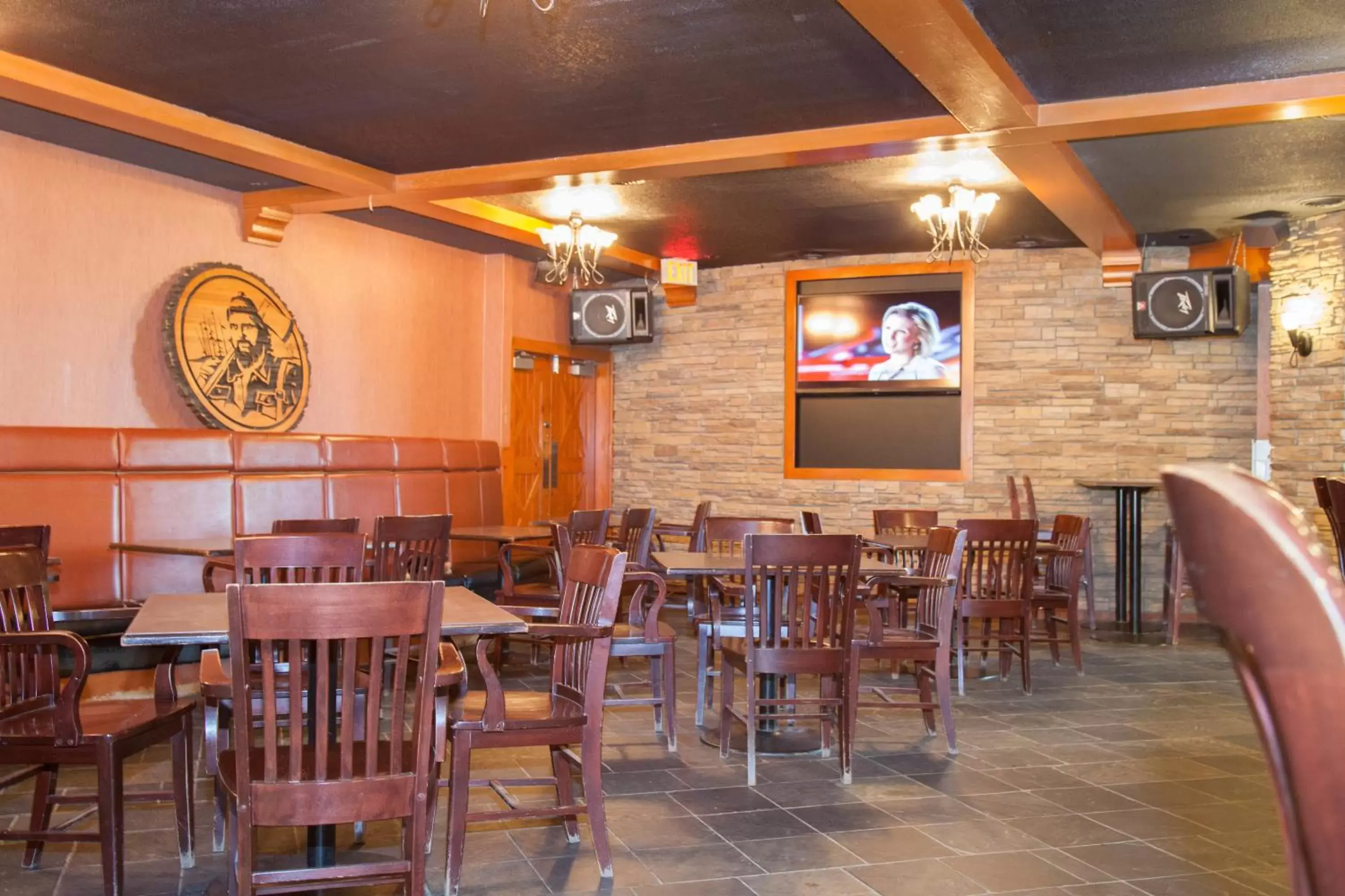 Lounge or bar, Restaurant/Places to Eat in Twin Pine Inn & Suites