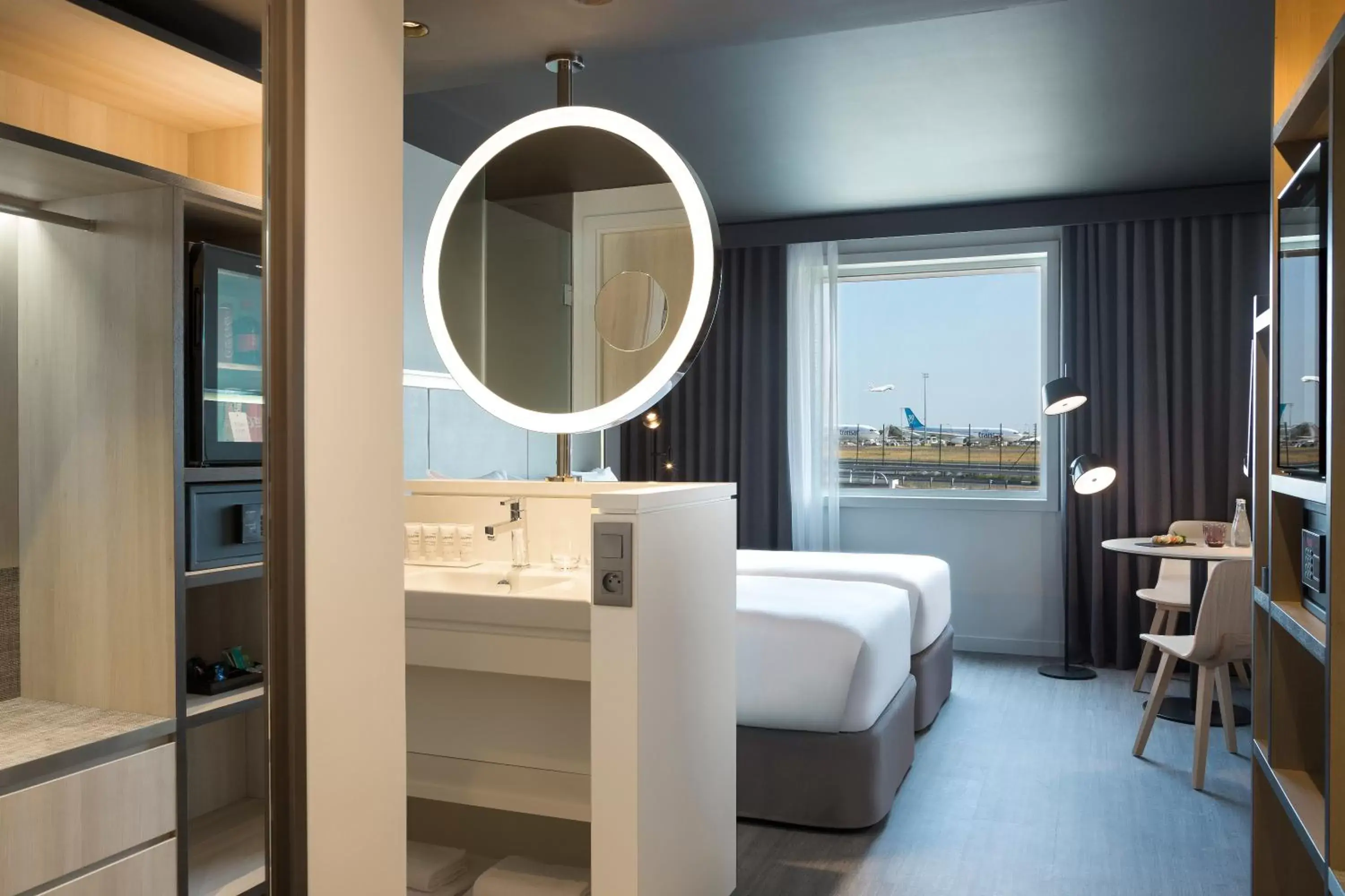 Photo of the whole room, Bathroom in INNSiDE by Meliá Paris Charles de Gaulle Airport