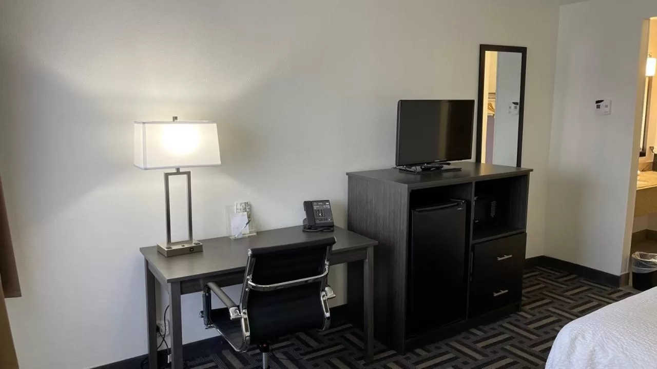 Seating area, Bed in La Quinta Inn and Suites by Wyndham Cincinnati North