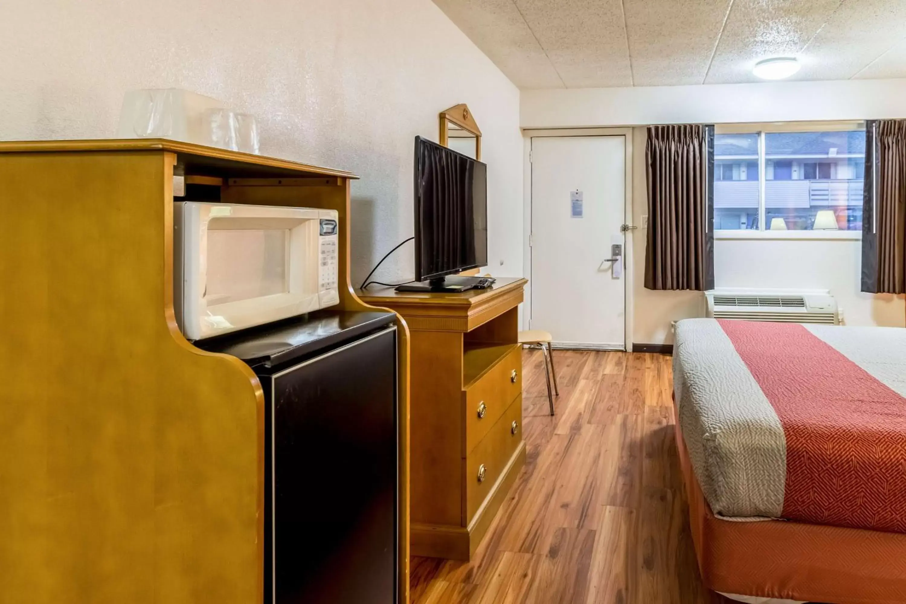 TV and multimedia, Kitchen/Kitchenette in Motel 6-Grove City, OH