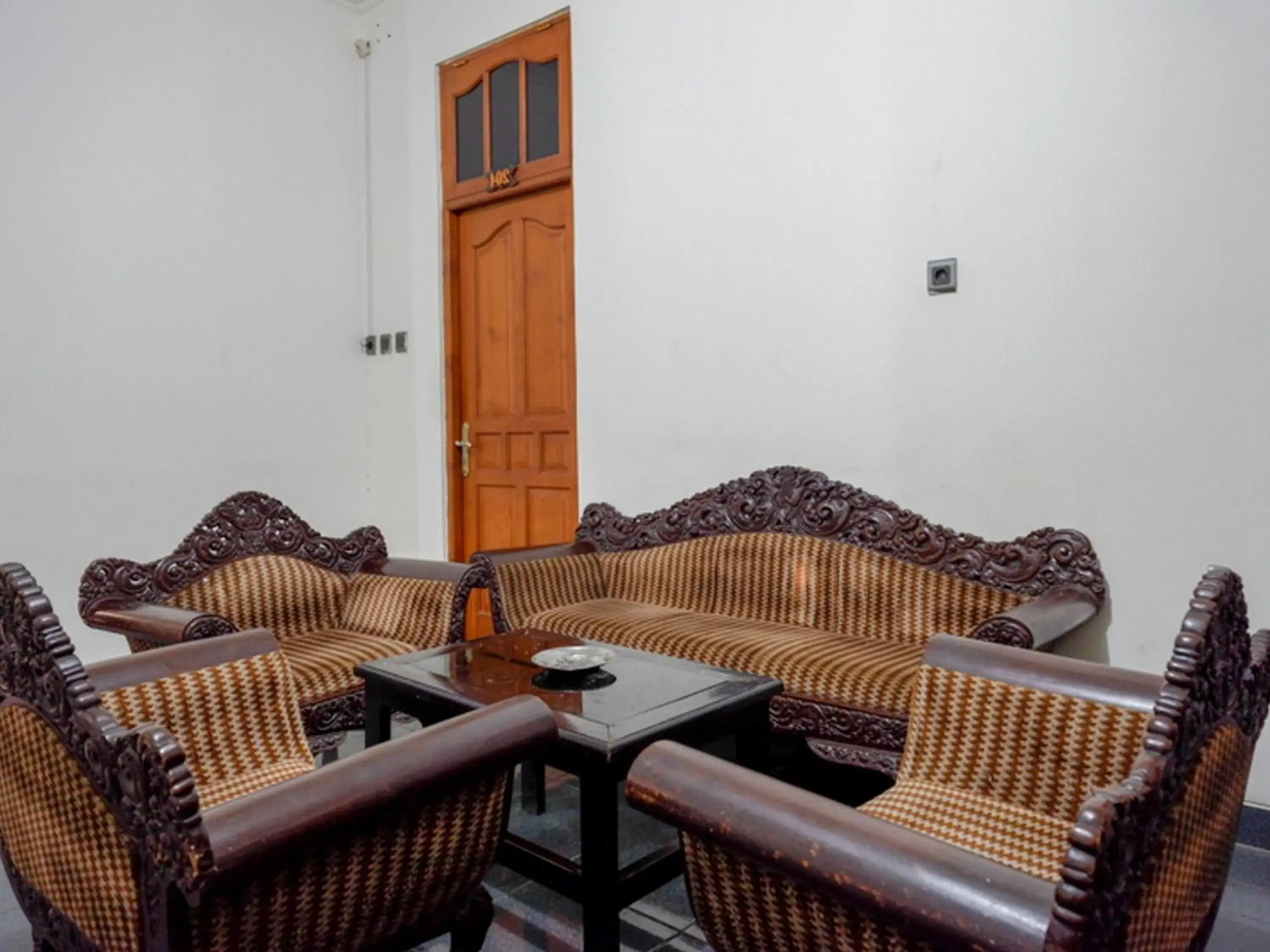 Seating Area in RedDoorz near Tugu Yogyakarta