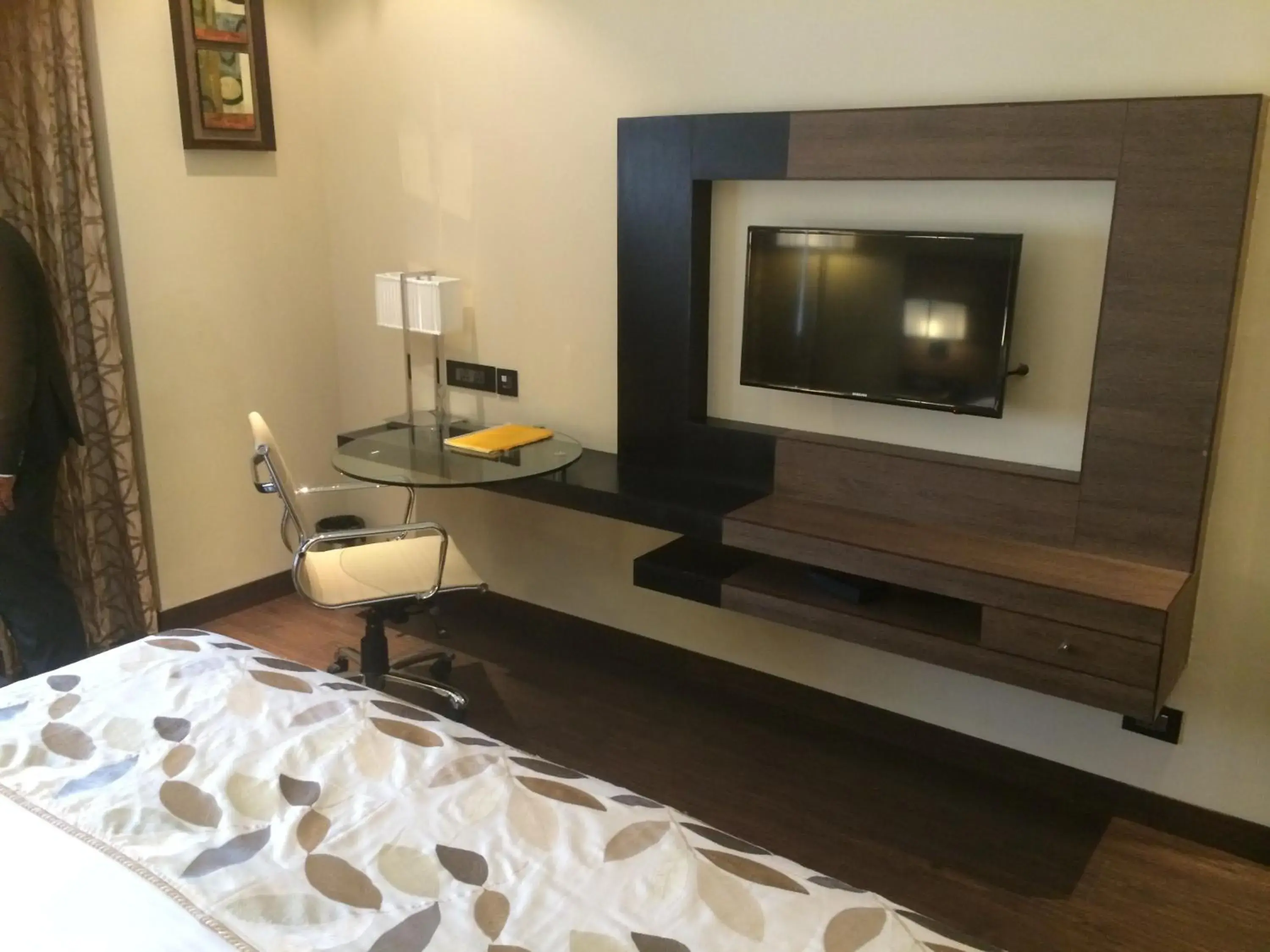 Seating area, TV/Entertainment Center in Hotel Vrisa