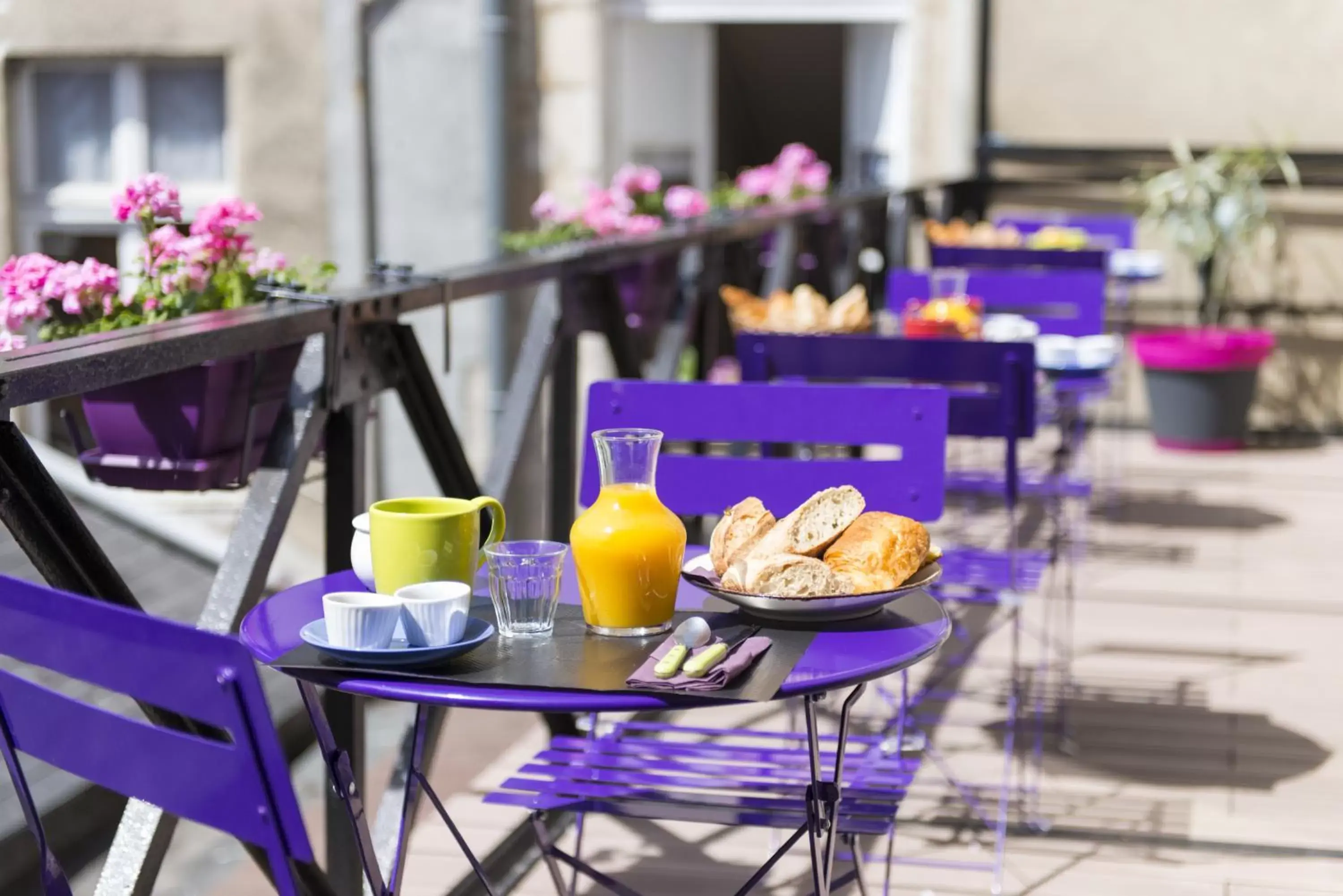 Balcony/Terrace, Restaurant/Places to Eat in Logis Hôtel Central