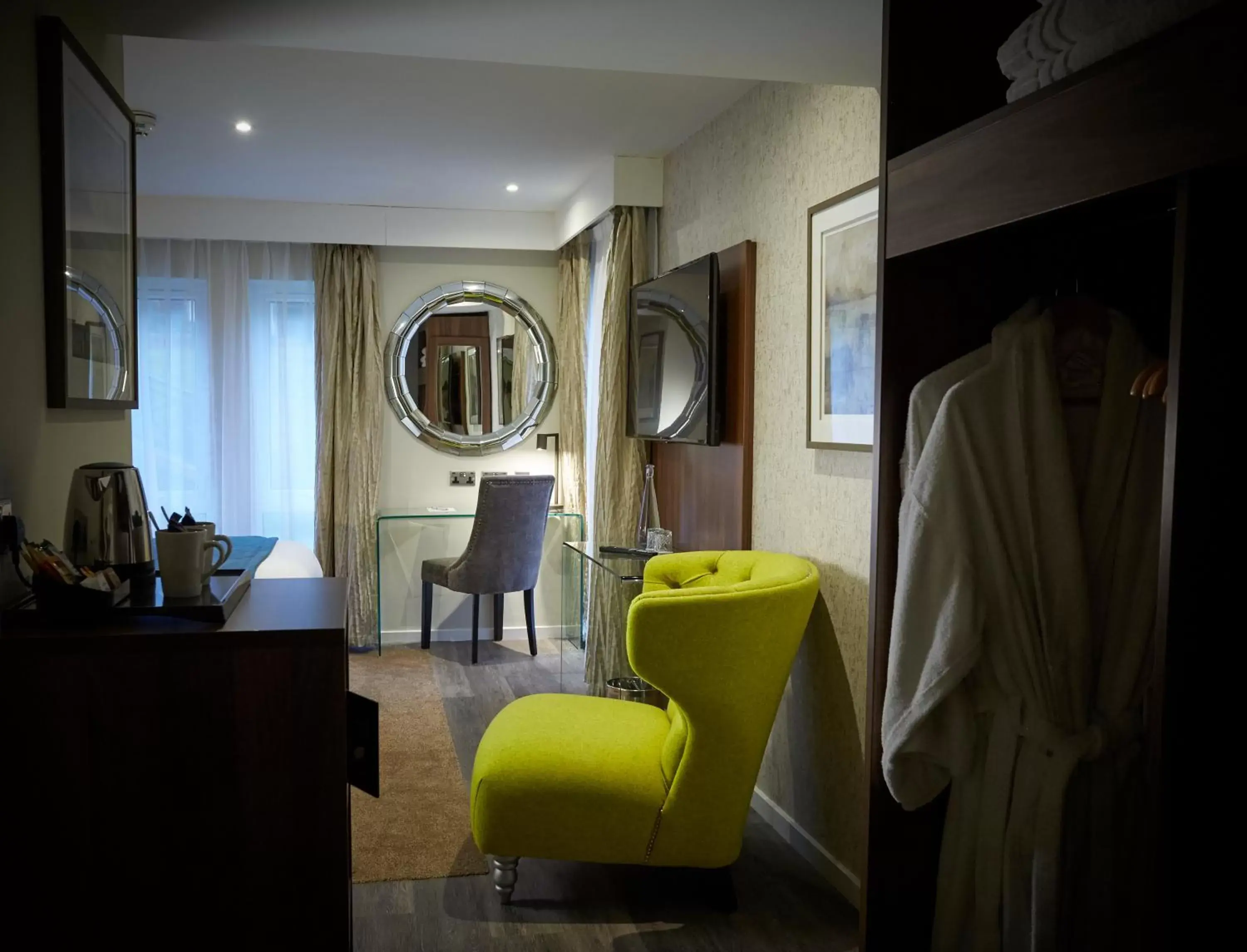 Bedroom, Seating Area in Wychwood Park Hotel and Golf Club