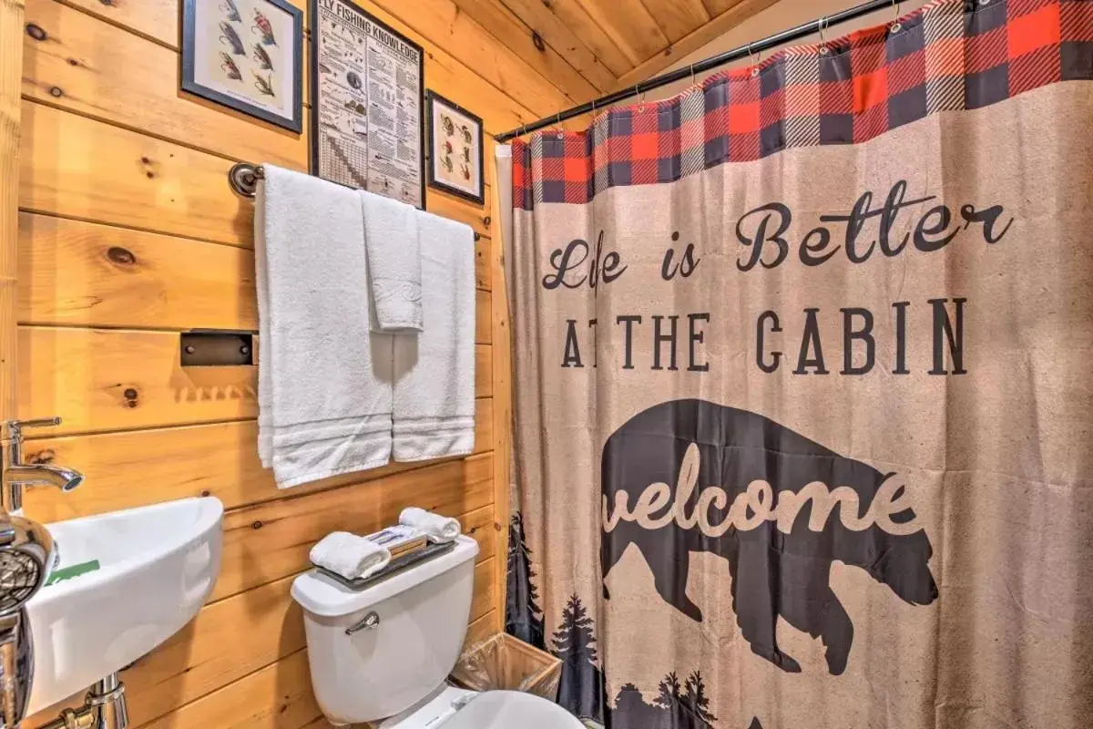 Bathroom in The Lodge Nantahala River