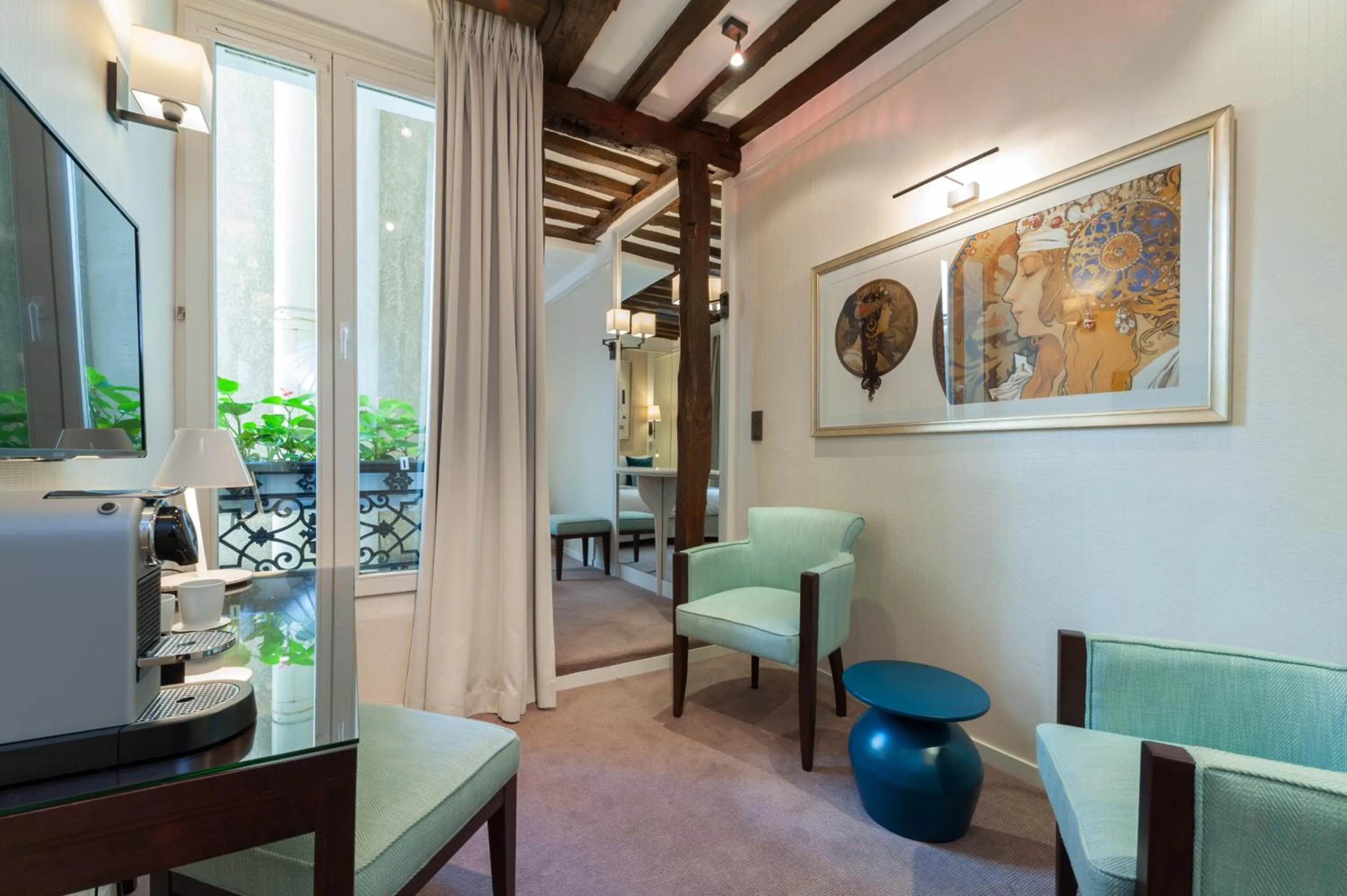Seating area in Best Western Plus Hotel Sydney Opera