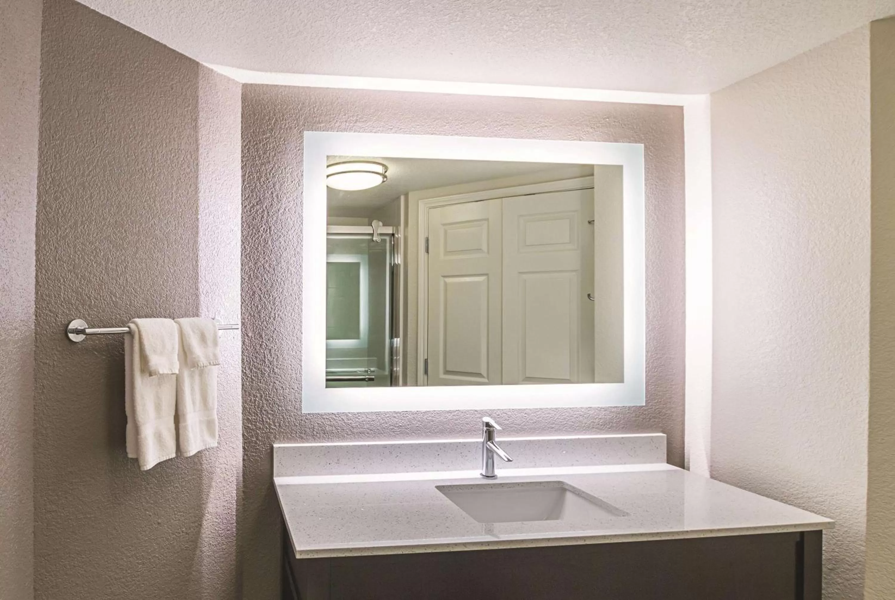 Photo of the whole room in La Quinta by Wyndham Fort Worth North