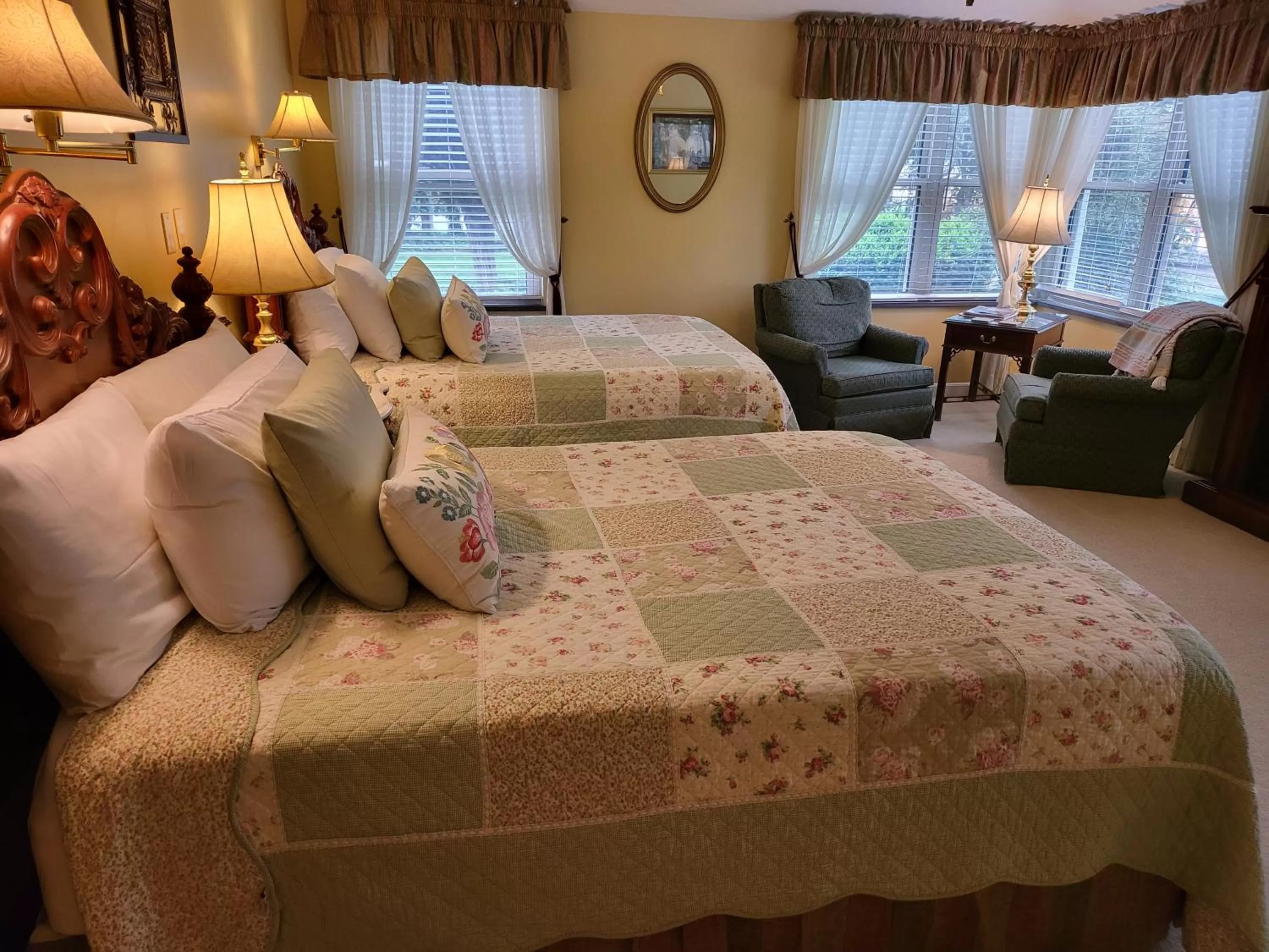 Bed in Brookside Mountain Mist Inn