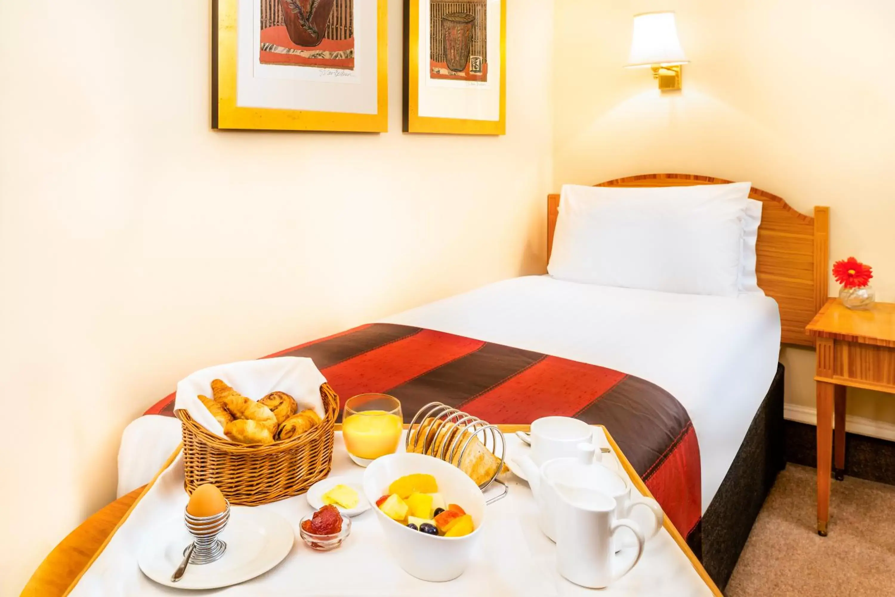 Continental breakfast, Bed in Millennium Hotel Glasgow