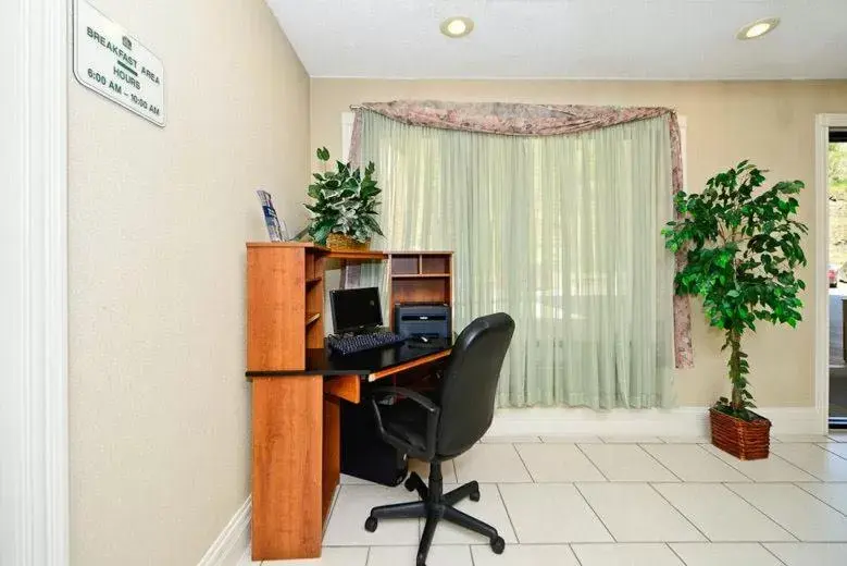 Business facilities, Business Area/Conference Room in Manchester Heritage Inn & Suites