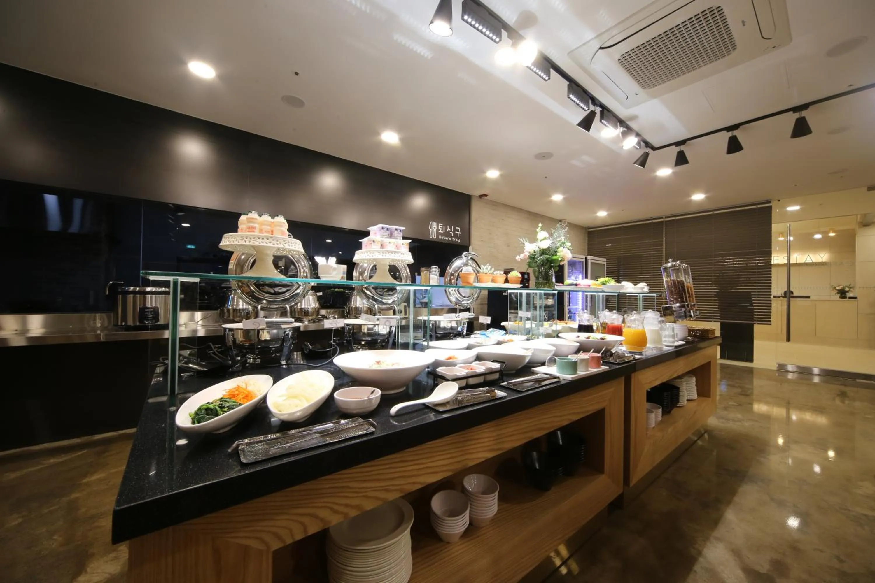 Restaurant/places to eat in Hotel Noblestay