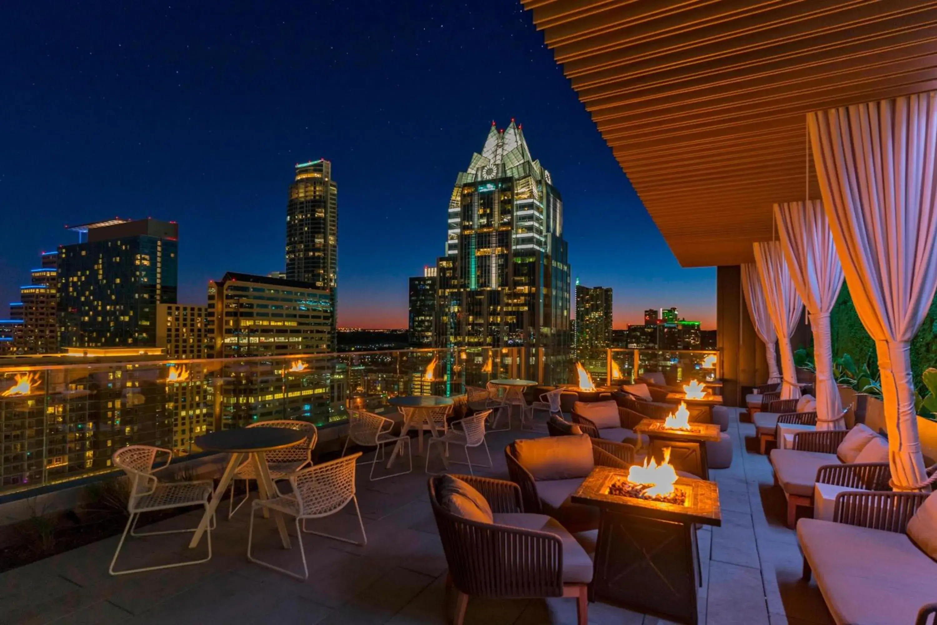 Lounge or bar, Restaurant/Places to Eat in The Westin Austin Downtown