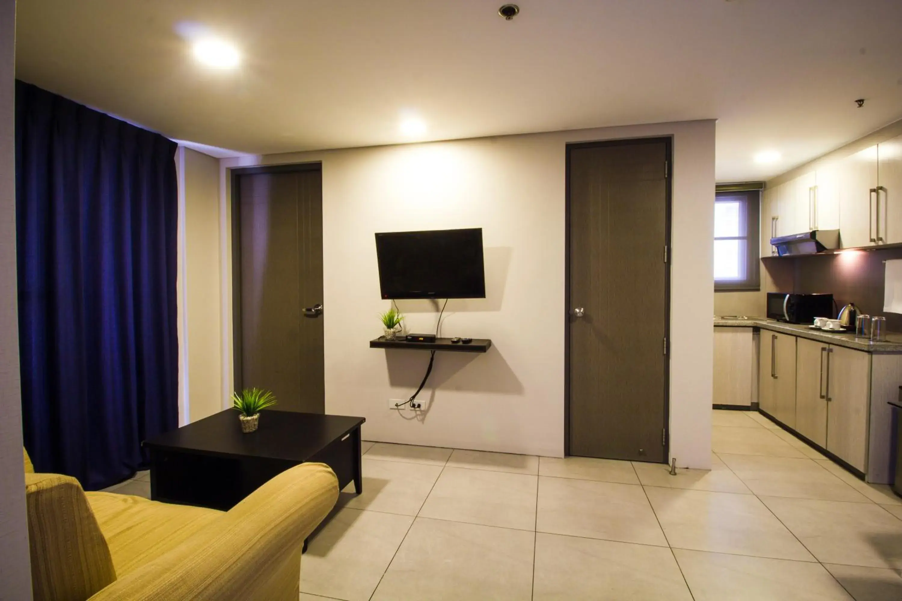 Living room, TV/Entertainment Center in Jade Hotel And Suites