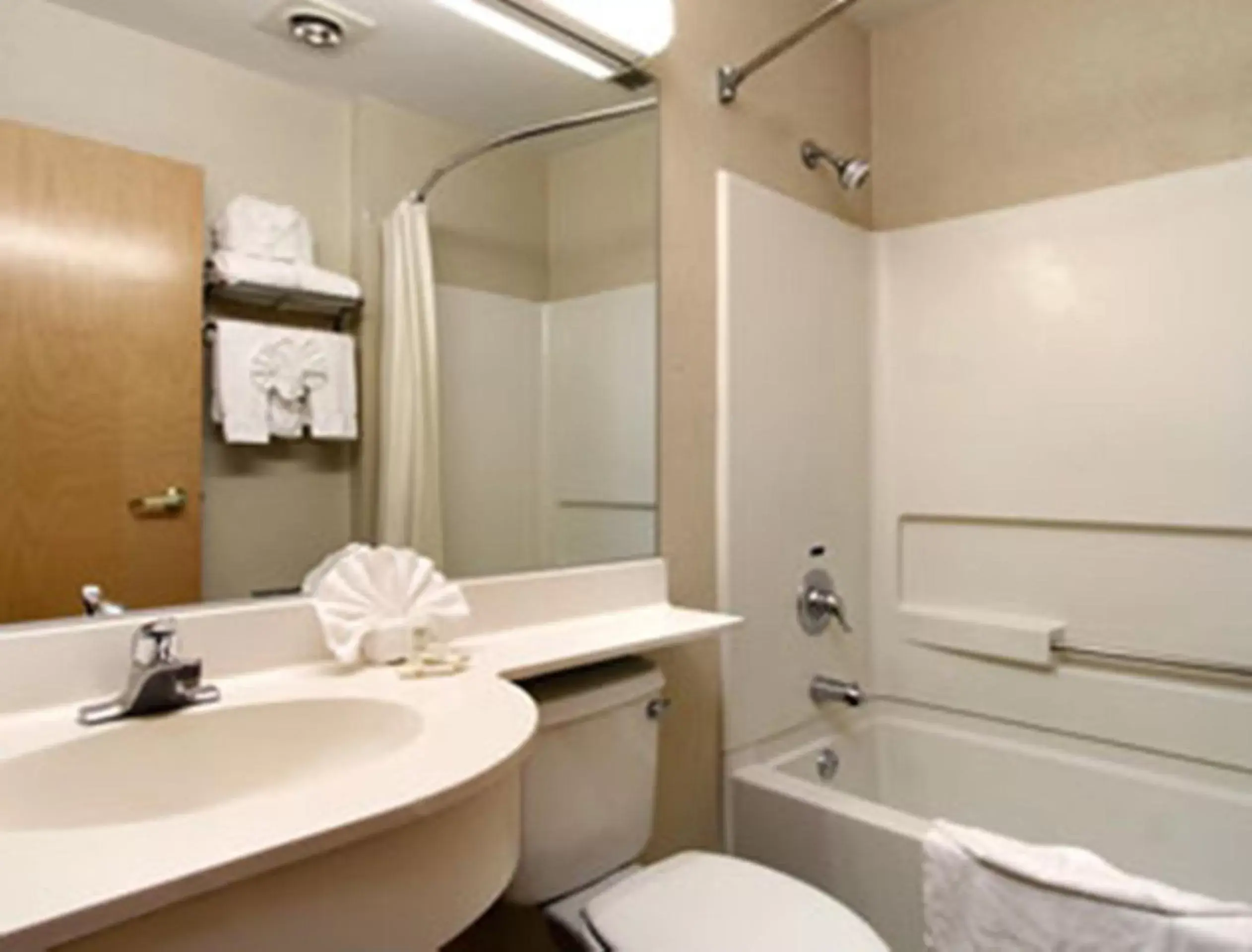 Queen Room - Non-Smoking in Microtel Inn & Suites by Wyndham West Chester