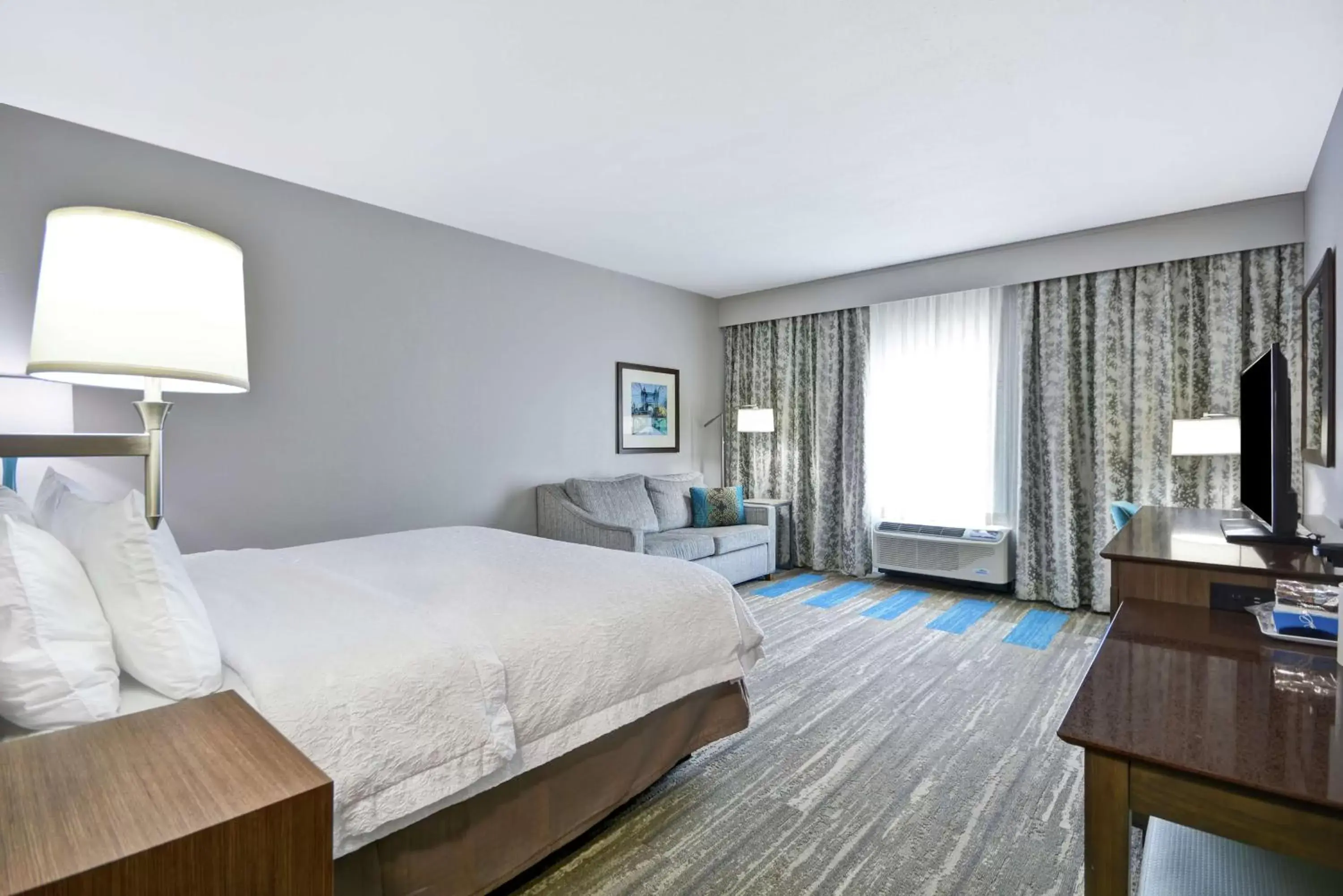 Bedroom, Bed in Hampton Inn Blue Ash/Cincinnati, OH
