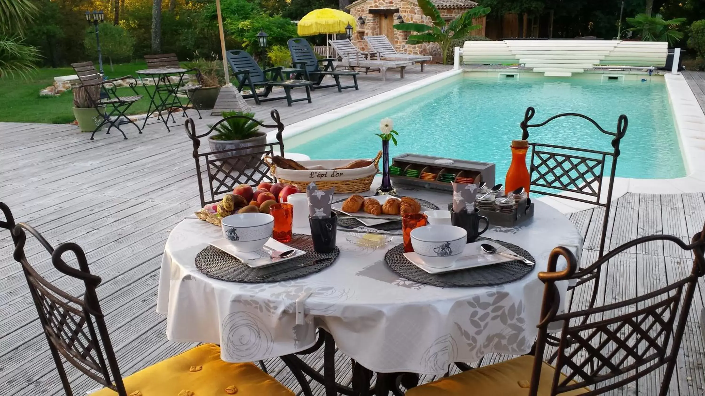 Continental breakfast, Swimming Pool in Le Jardin des Selves