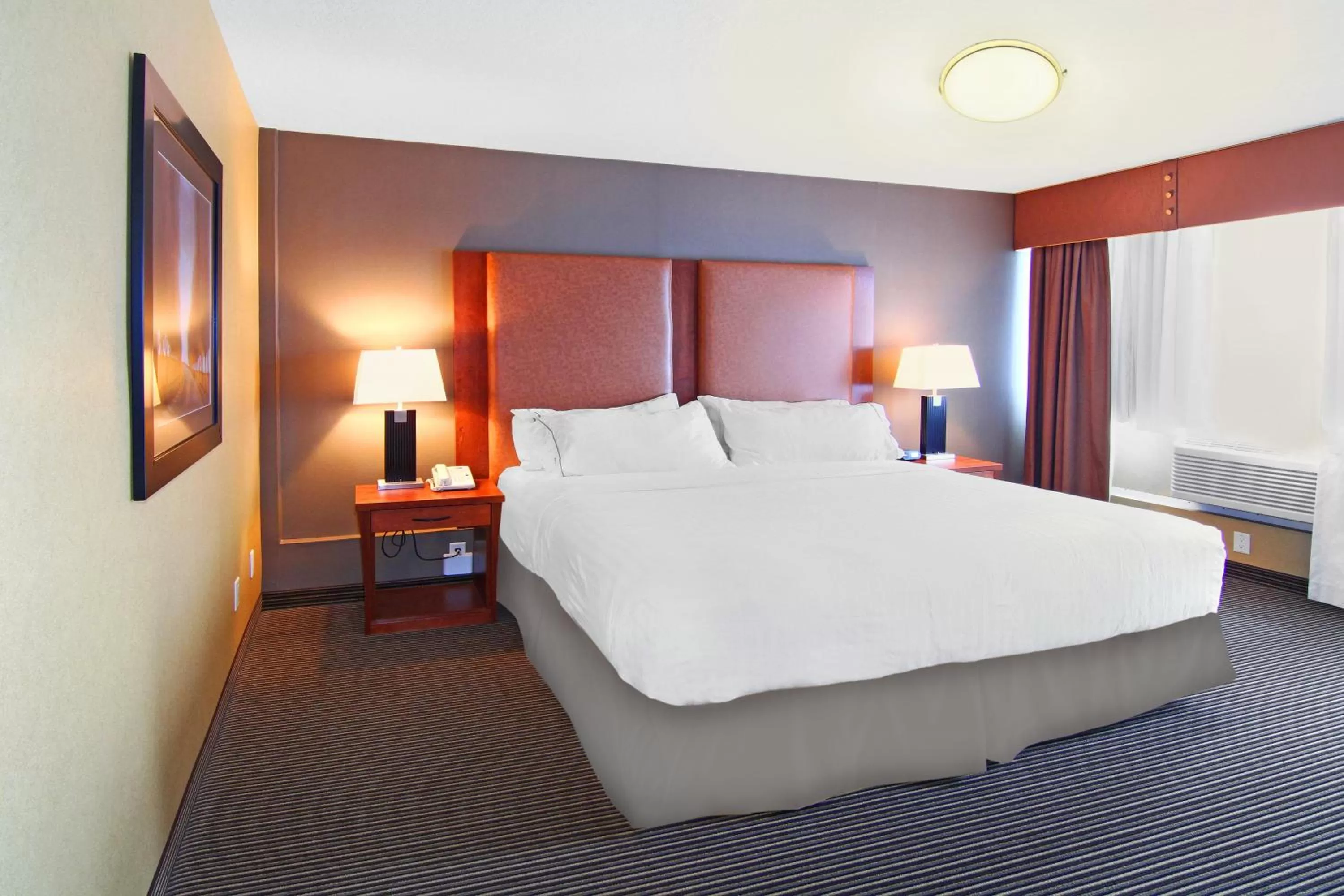 Photo of the whole room, Bed in Holiday Inn Express and Suites Calgary by IHG