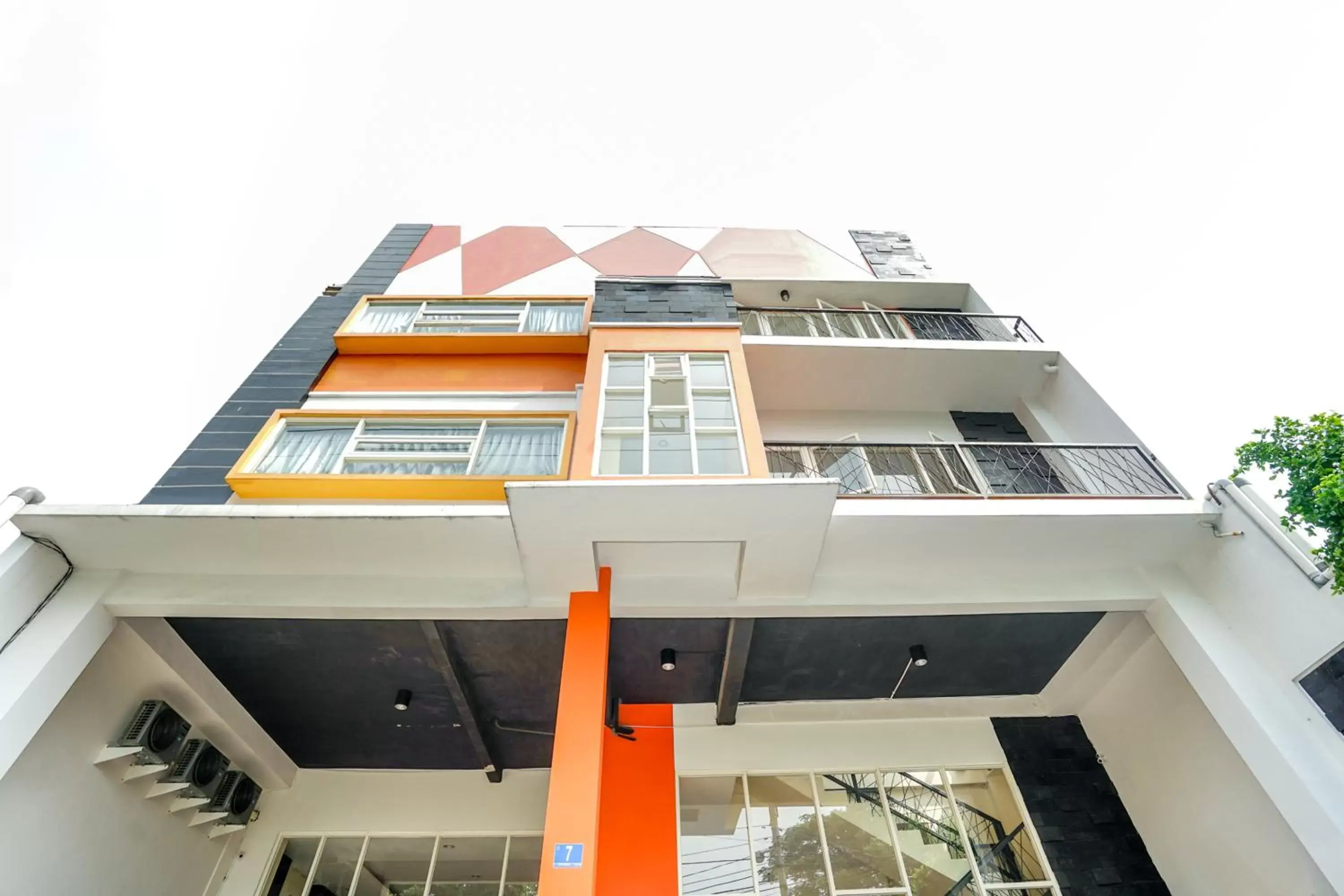 Property building in Pratisarawirya Guesthouse by ecommerceloka Property building in Pratisarawirya Guesthouse by ecommerceloka