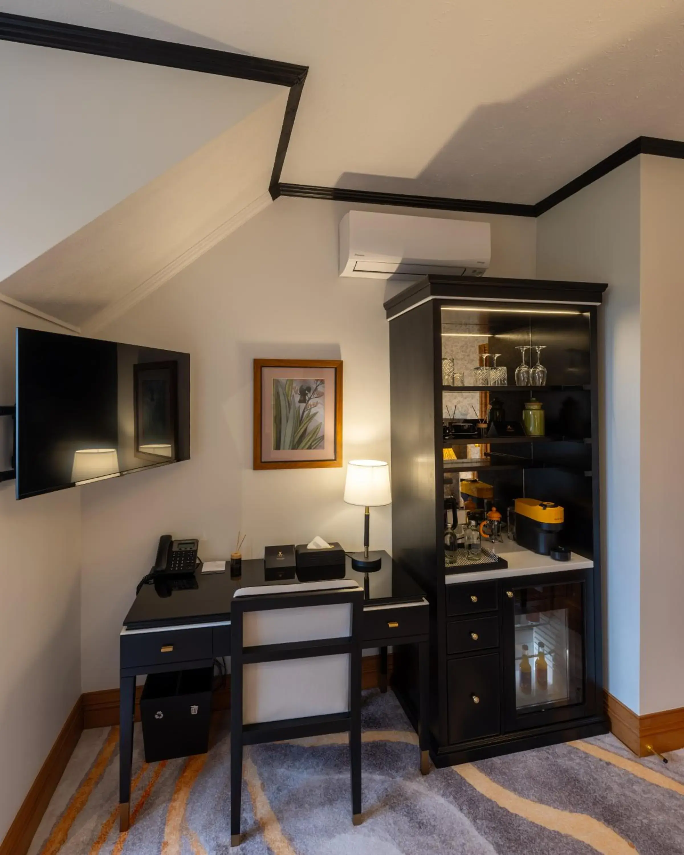 oven, TV/Entertainment Center in Hana Lodge