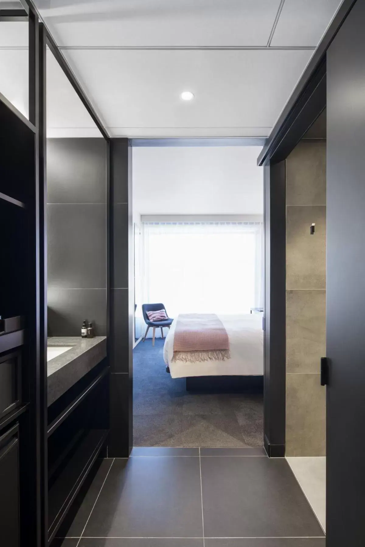 Bathroom, Bed in Hotel Monville