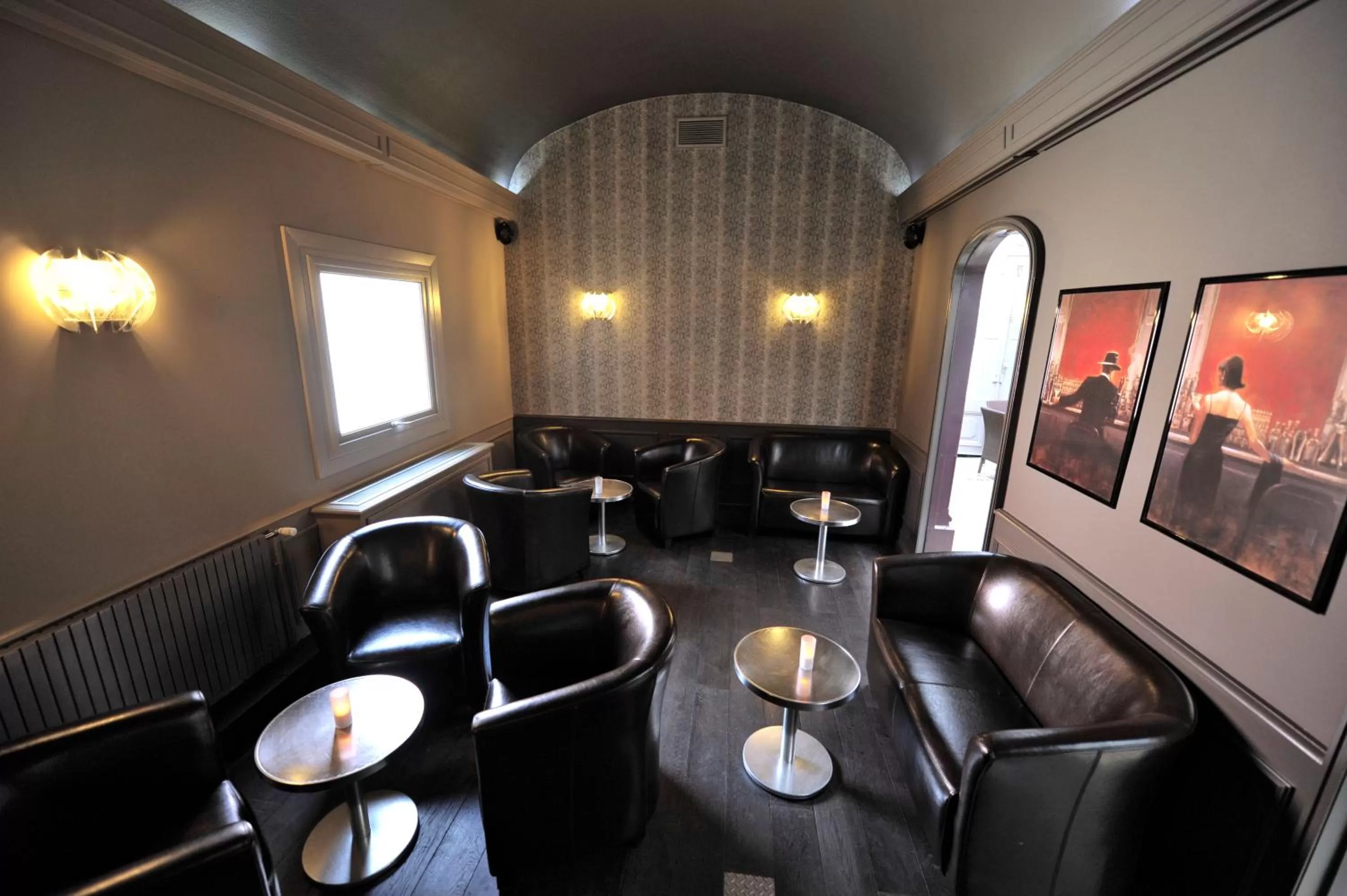 Lounge or bar in LOGIS Hôtel de Bourgogne - Mâcon