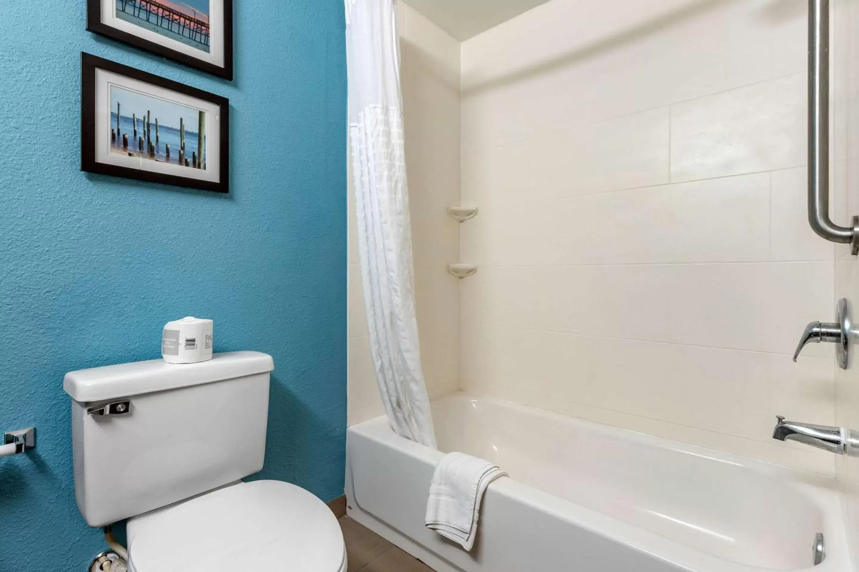 Bedroom, Bathroom in Comfort Suites Southport - Oak Island