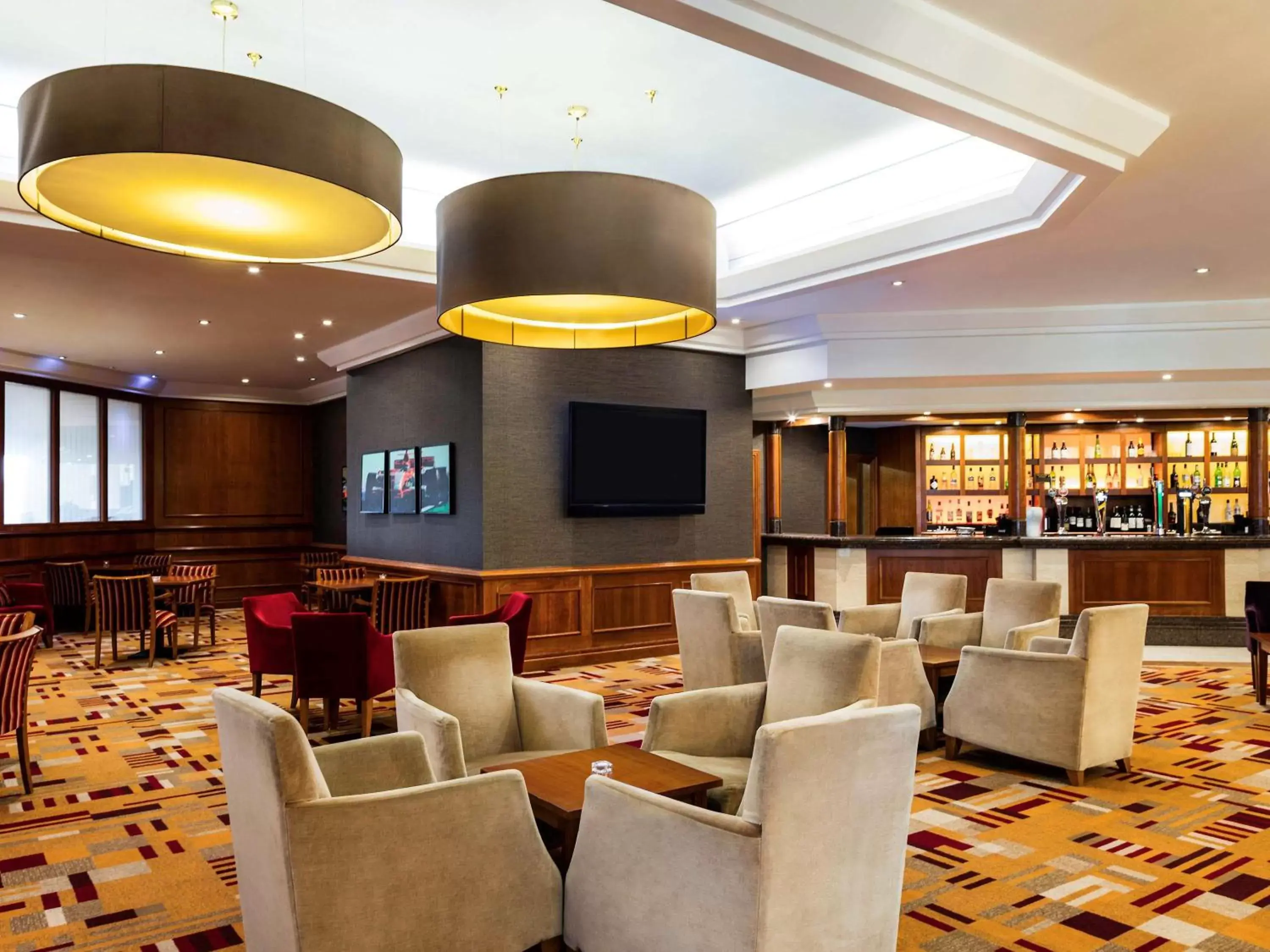 Lounge or bar, Restaurant/Places to Eat in Mercure Daventry Court Hotel