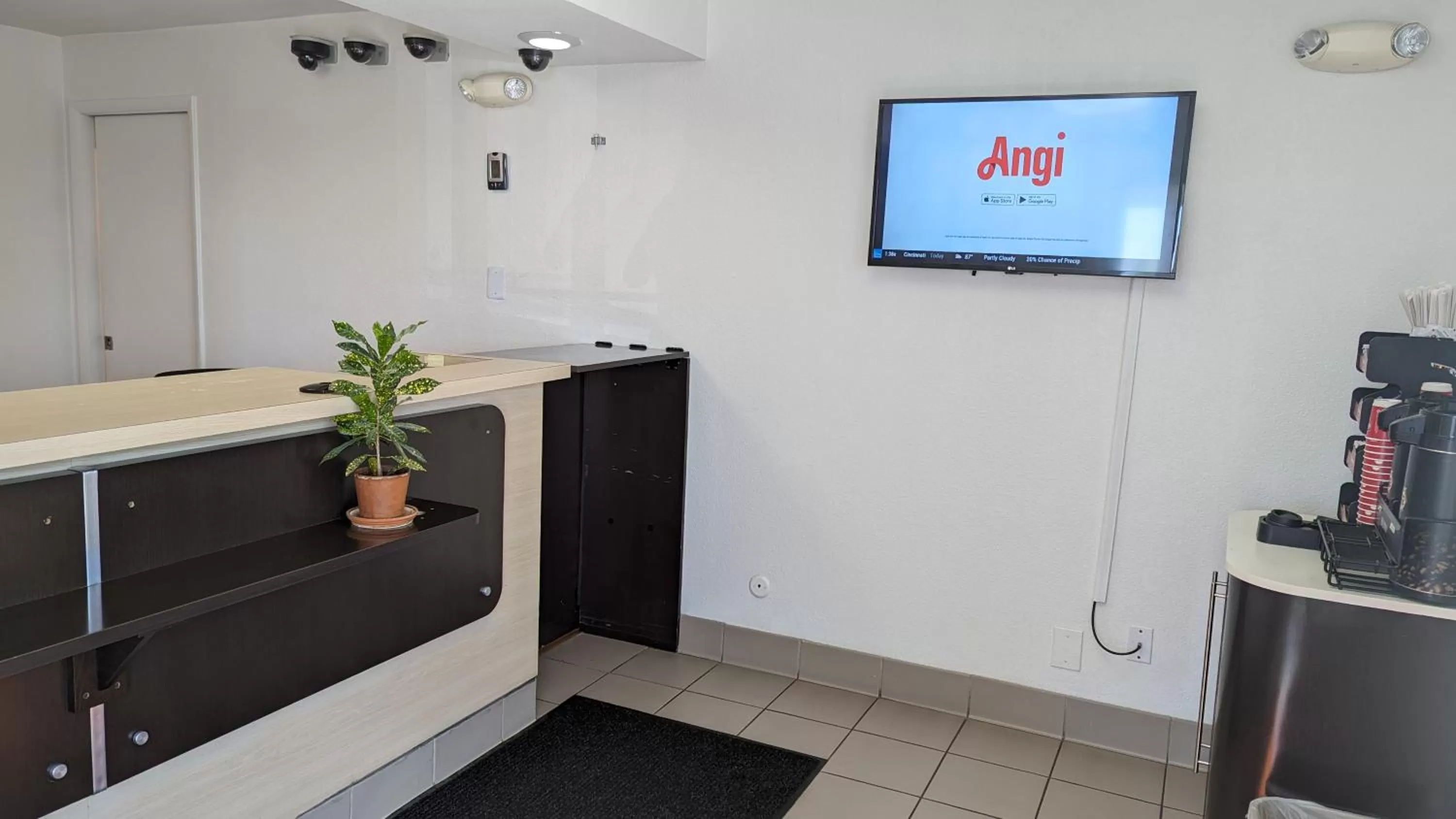 TV/Entertainment Center in Hilltop Hotel