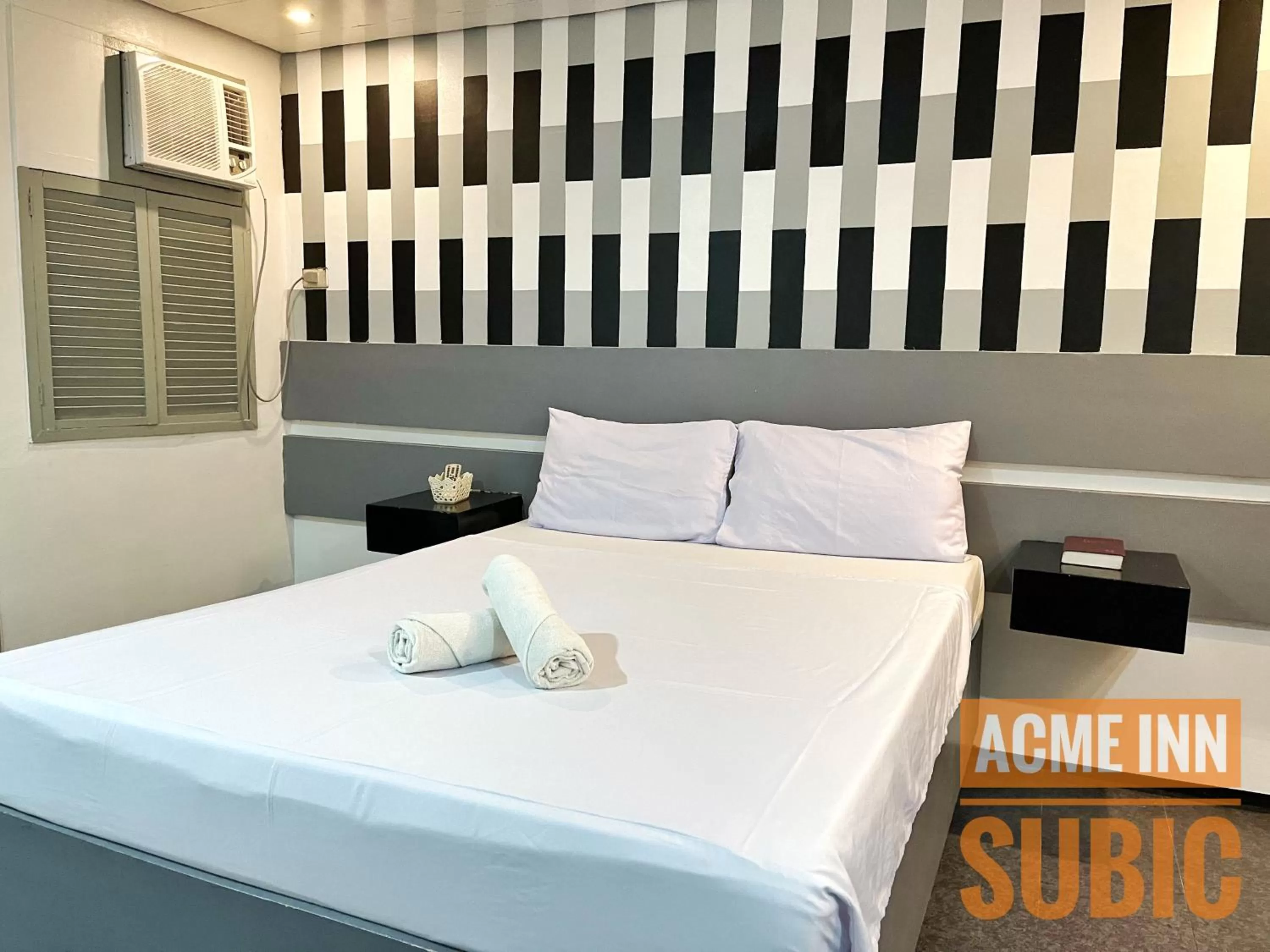 Bed in ACME Inn Subic