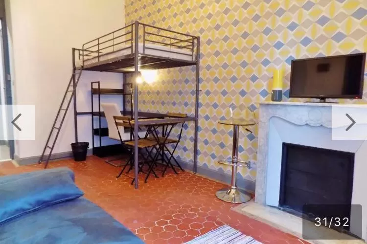 TV/Entertainment Center in LA COLOC GARIBALDI