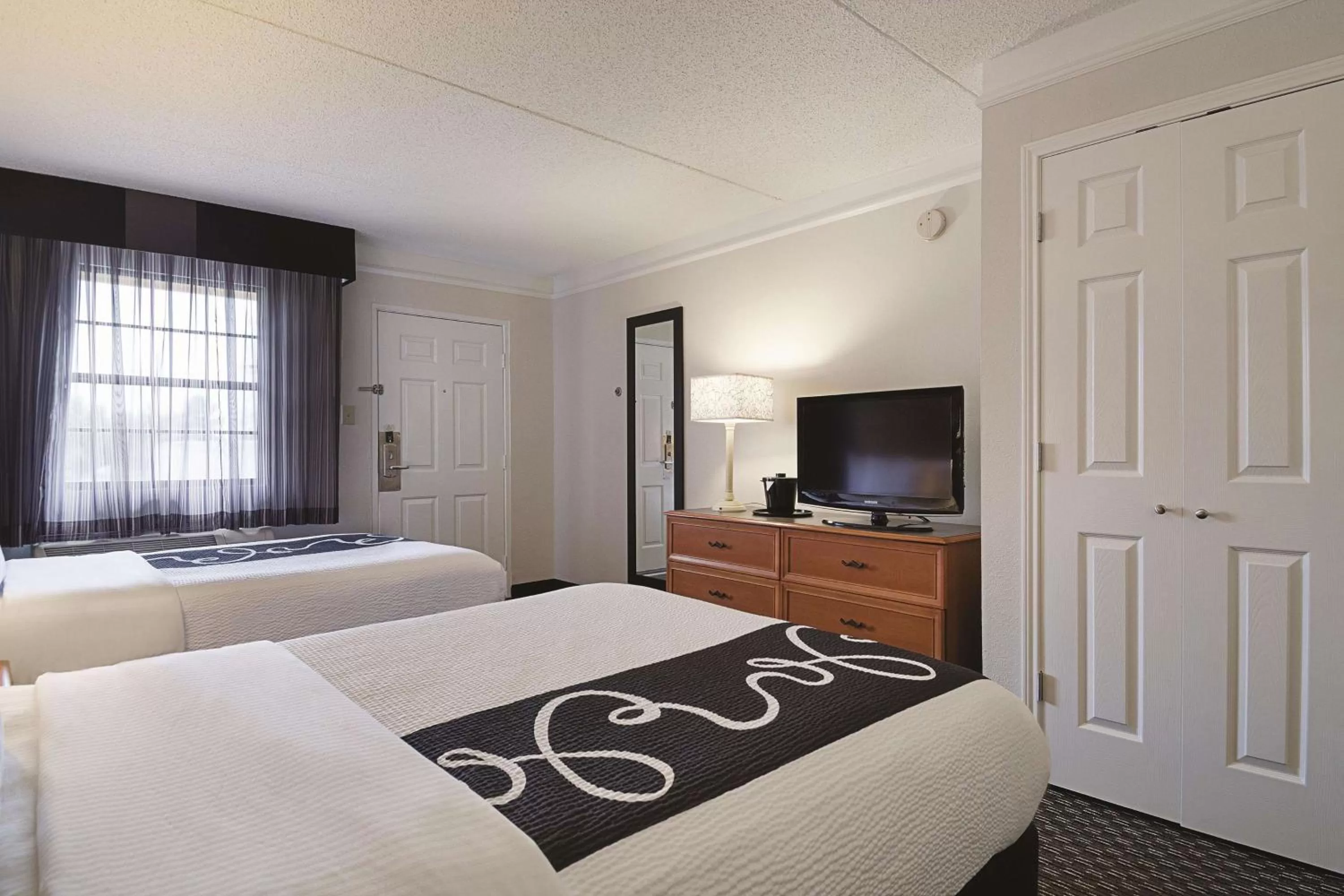 Photo of the whole room, Bed in La Quinta by Wyndham Miami Airport East