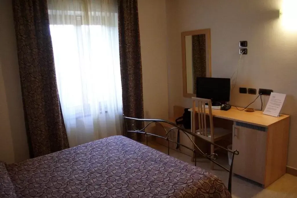 Bed, TV/Entertainment Center in Albergo Bice