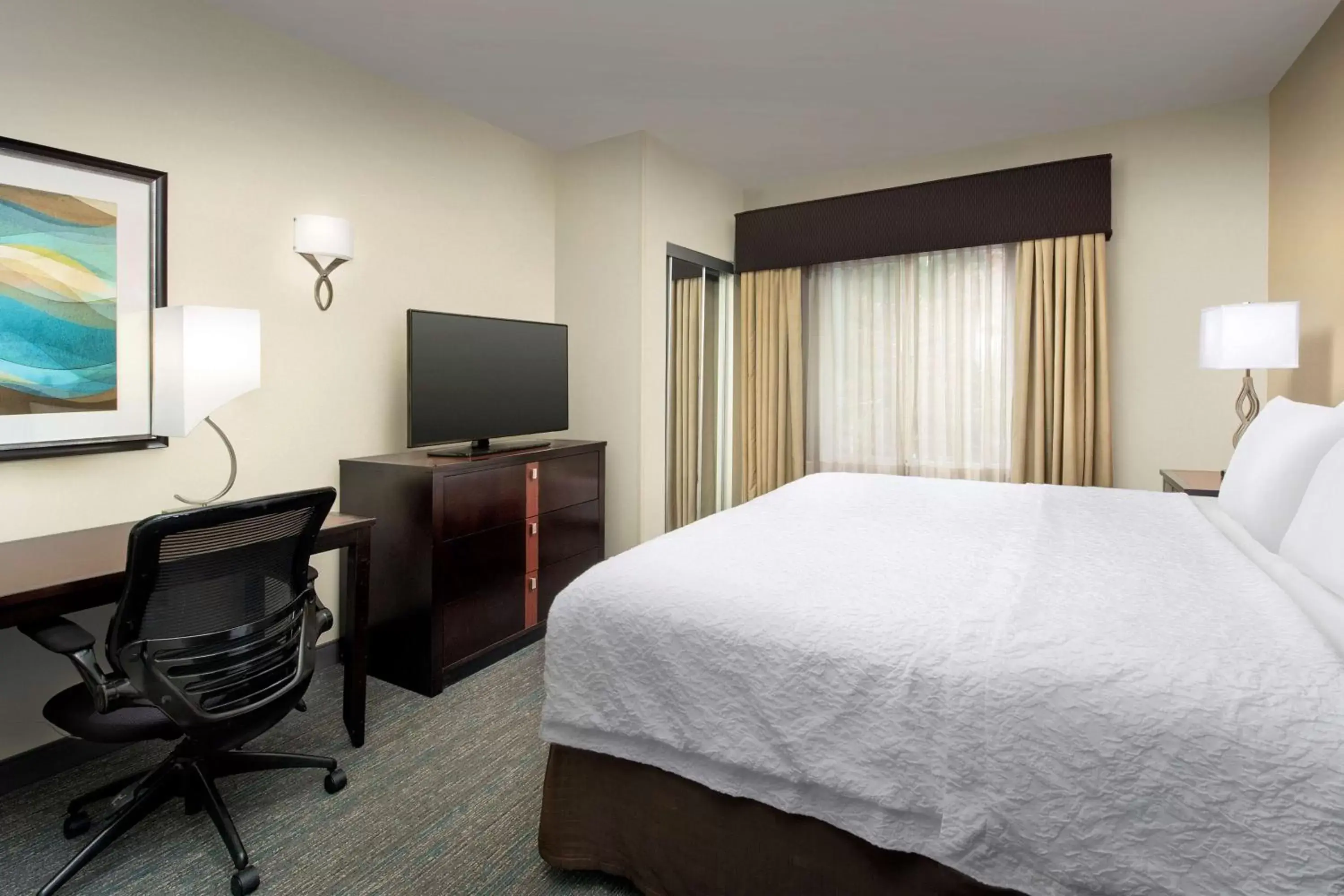 Bedroom, TV/Entertainment Center in Hampton Inn & Suites Alpharetta-Windward