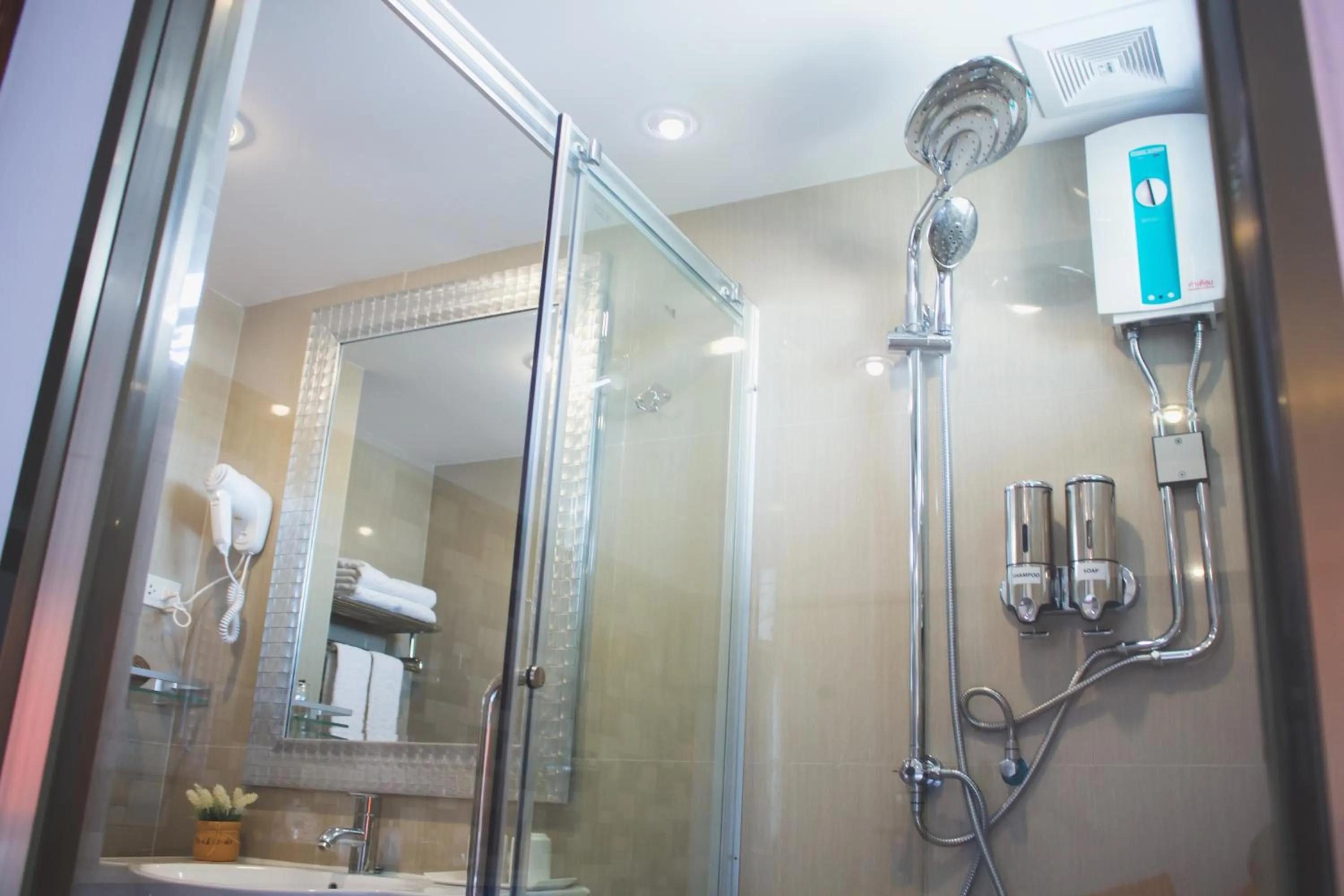 Shower, Bathroom in Maverick Ratchada Hotel