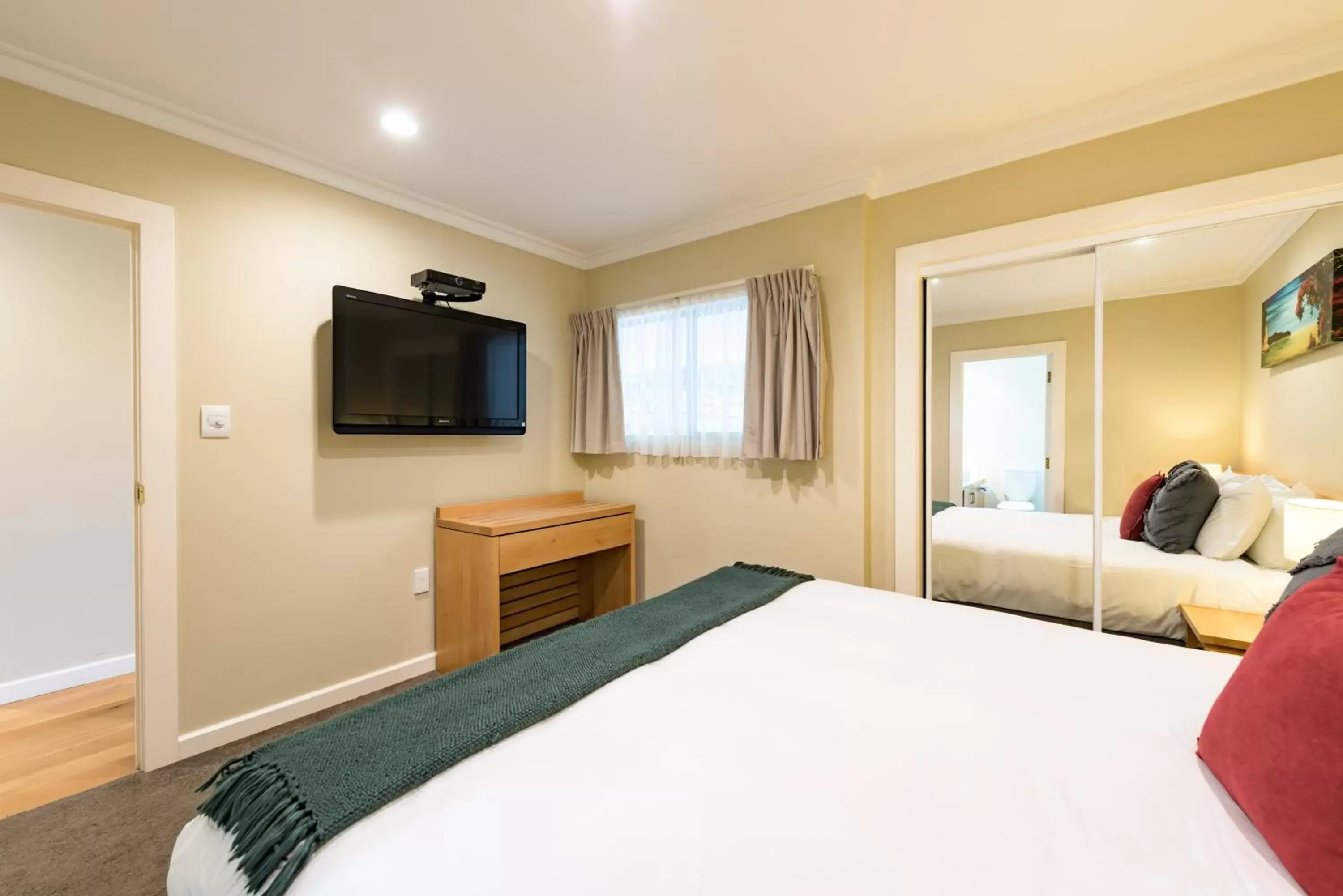 TV/Entertainment Center in Paihia Beach Resort & Spa Hotel