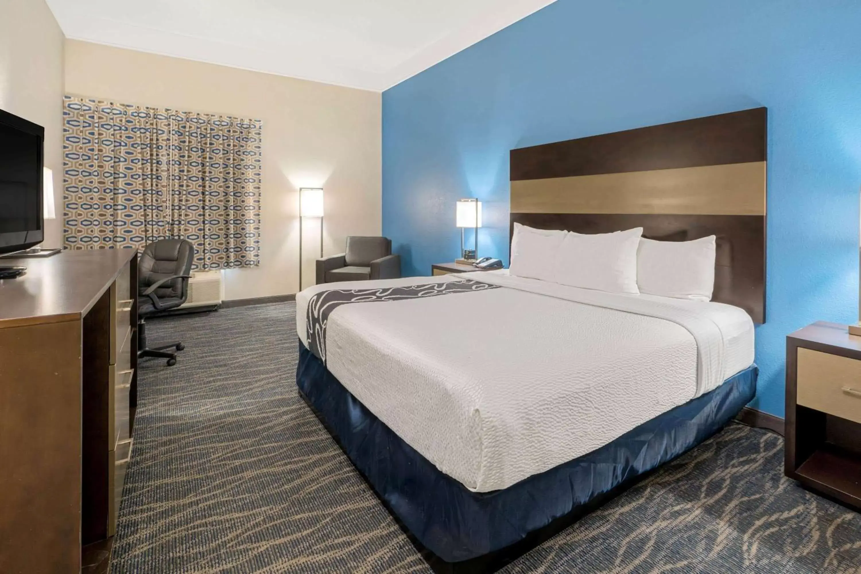 Photo of the whole room, Bed in La Quinta by Wyndham Phoenix I-10 West