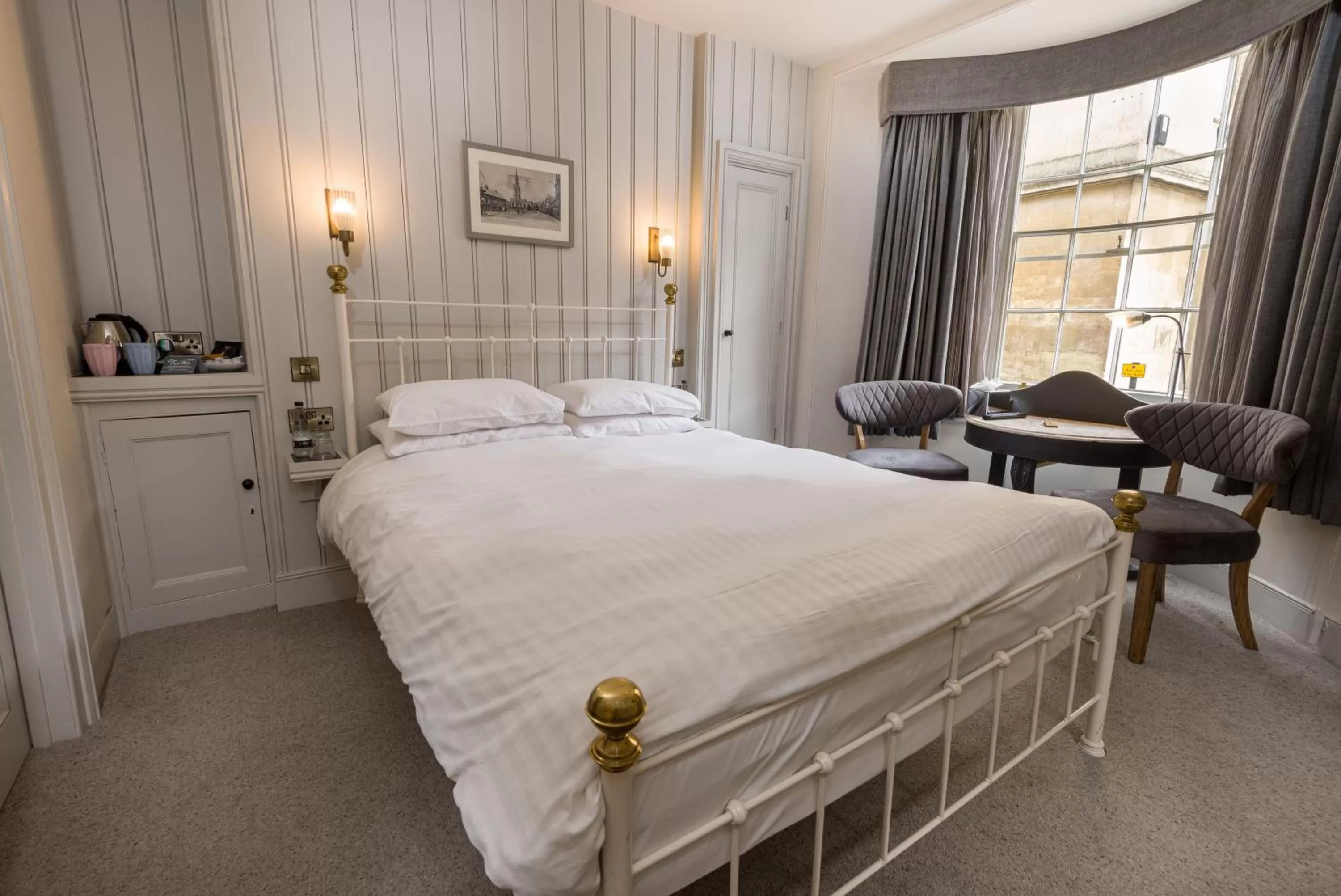 Bedroom, Bed in Crown Hotel