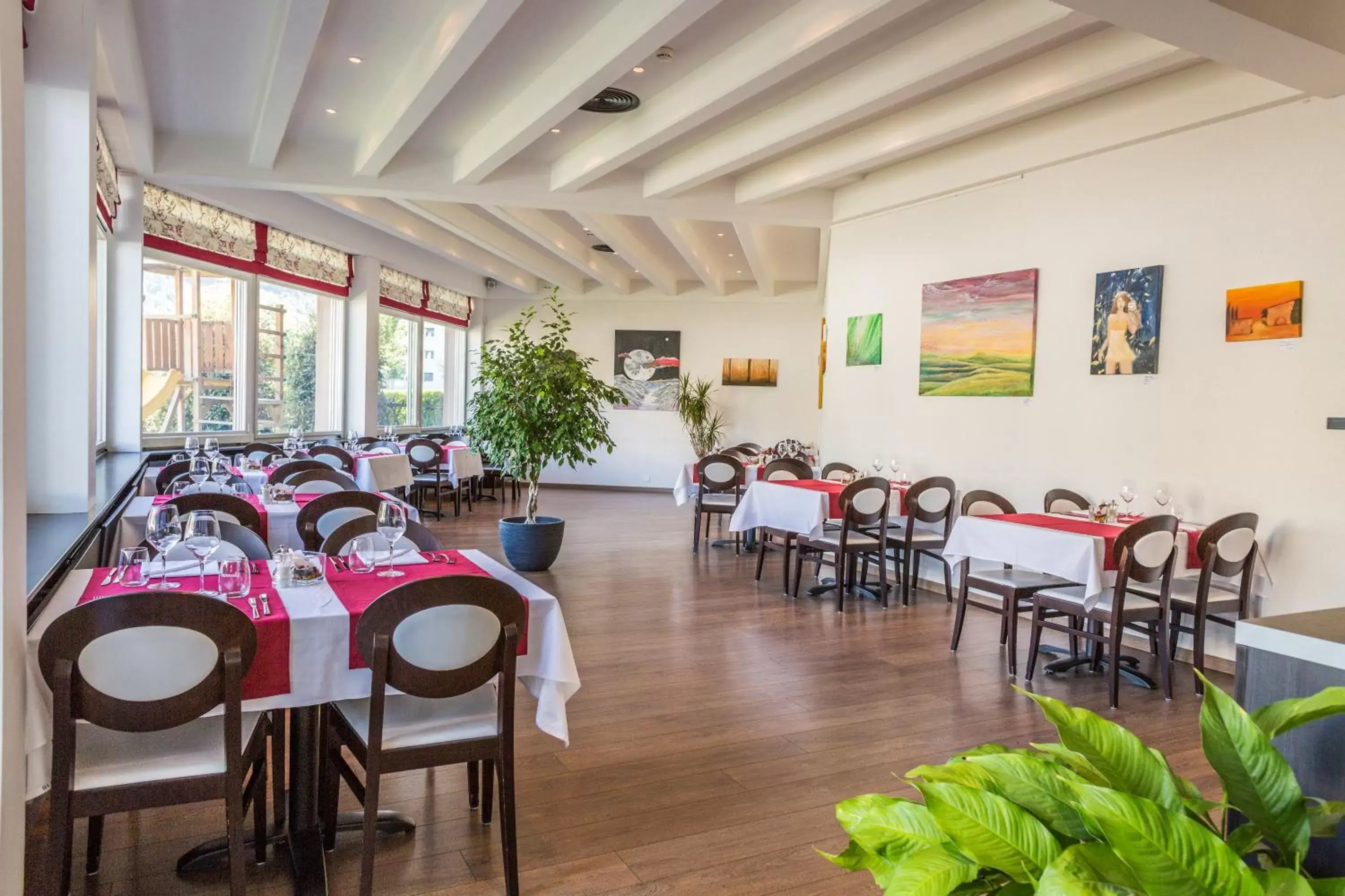 Restaurant/Places to Eat in Hotel Castel