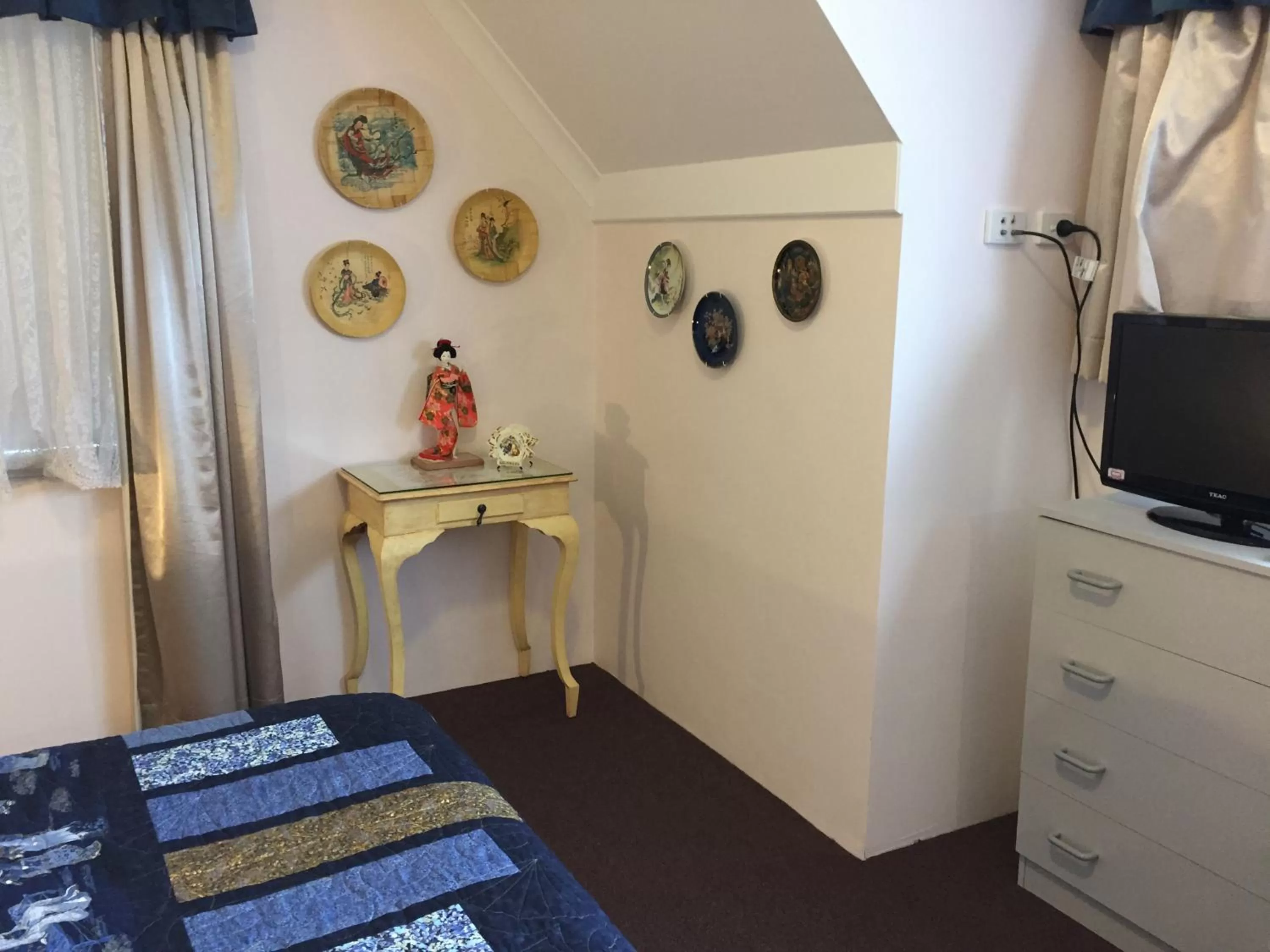 Shower, Bed in Aarn House B&B Airport Accommodation