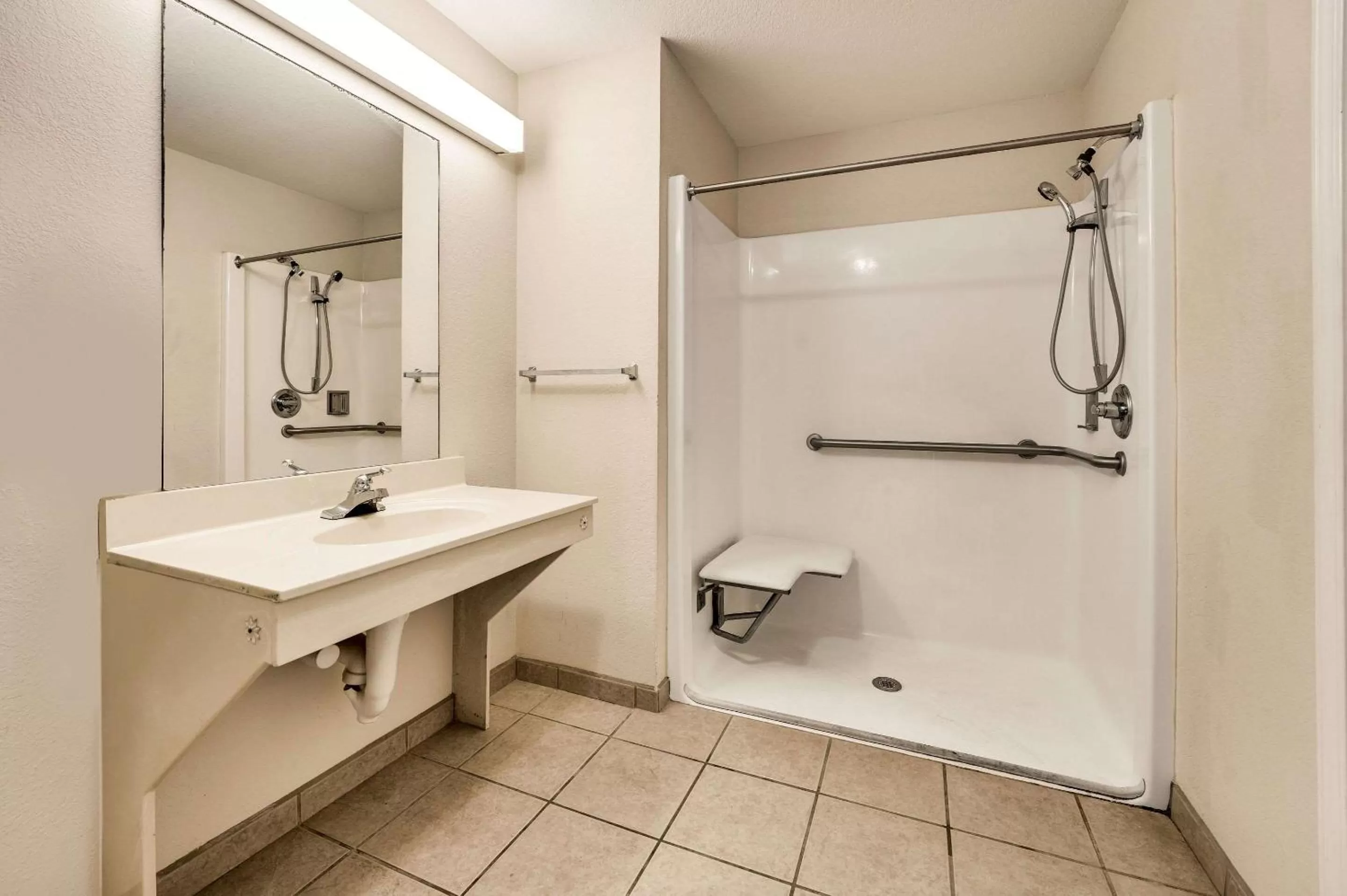 Bathroom in Rodeway Inn Sandersville