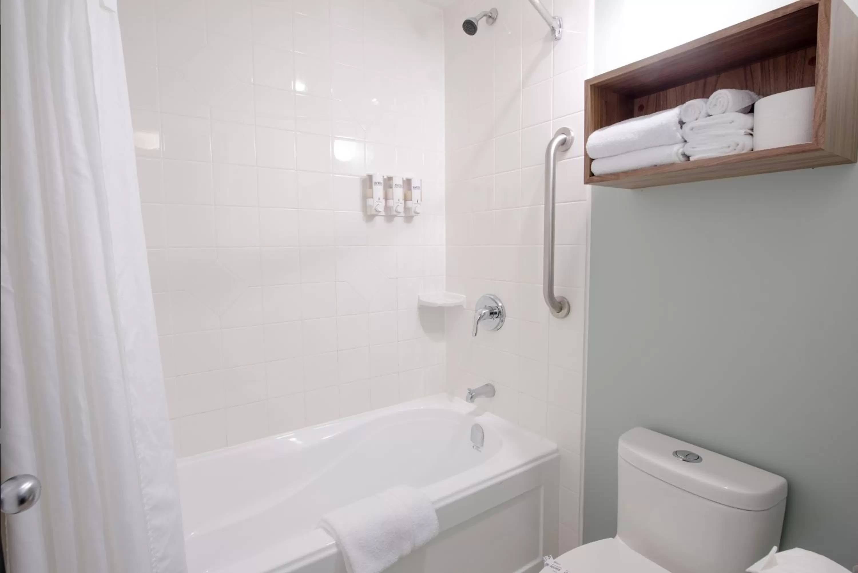 Deluxe Queen Room in Gibsons Garden Hotel