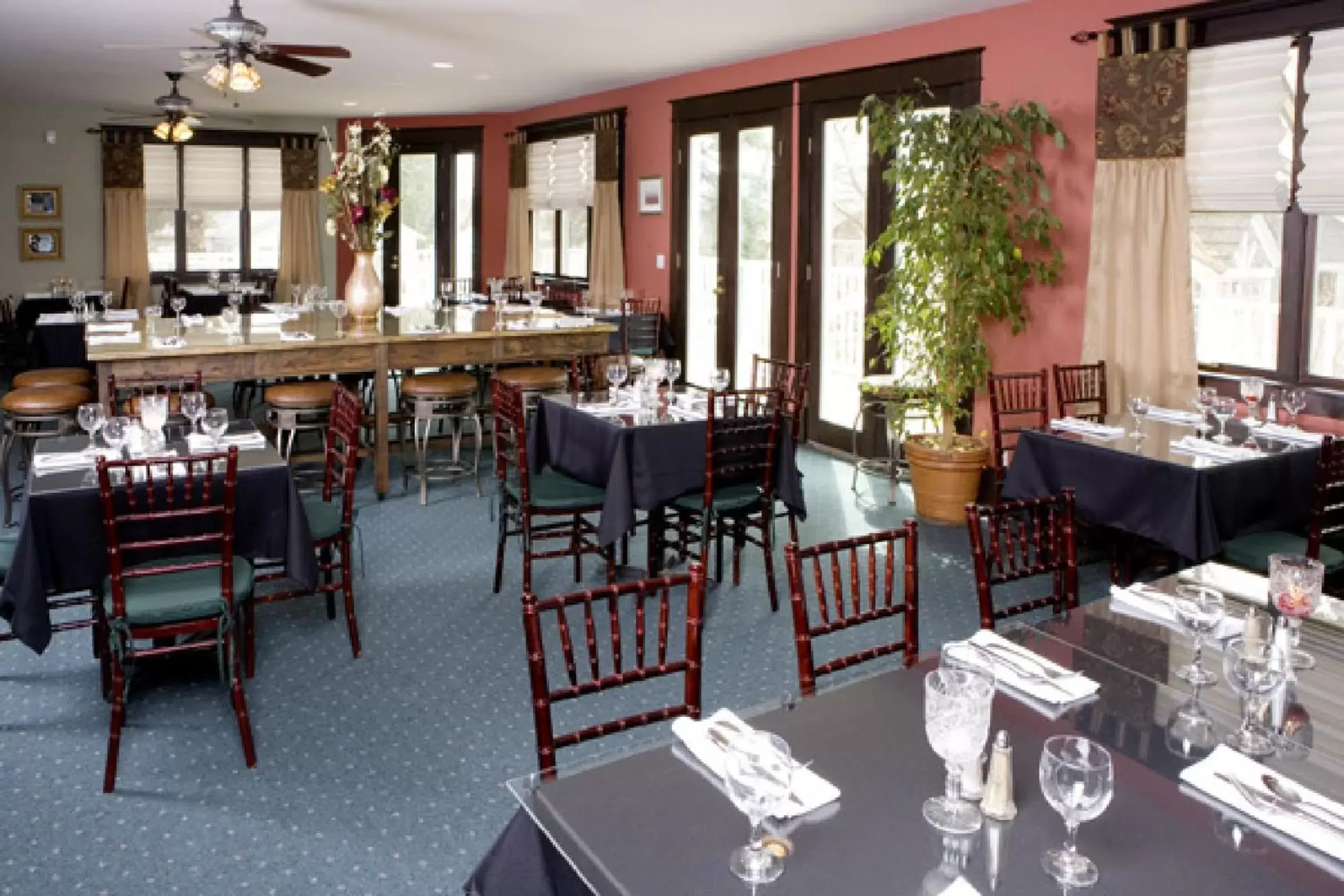 Restaurant/Places to Eat in Greenbriar Inn